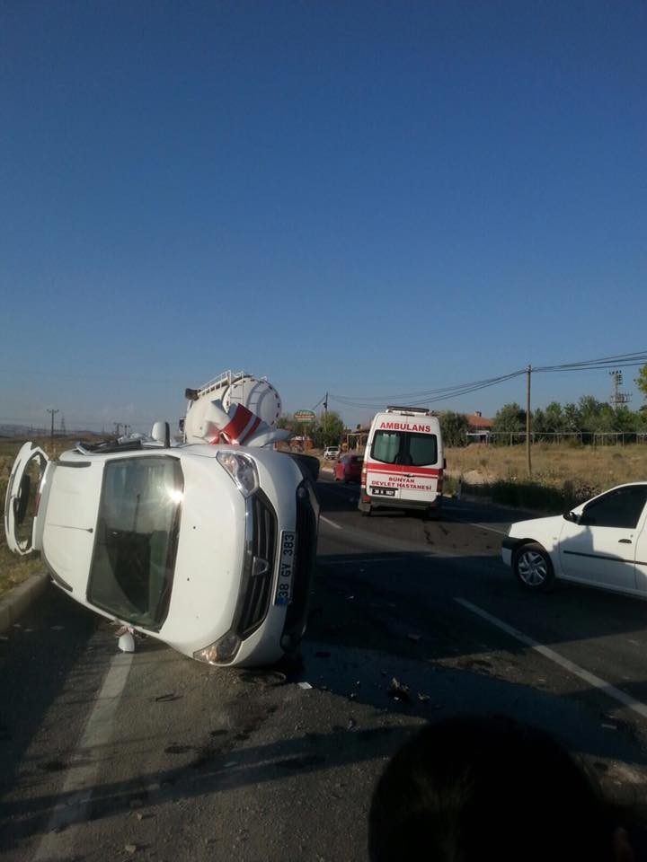 Ambulans ile minibüs çarpıştı: 10 yaralı