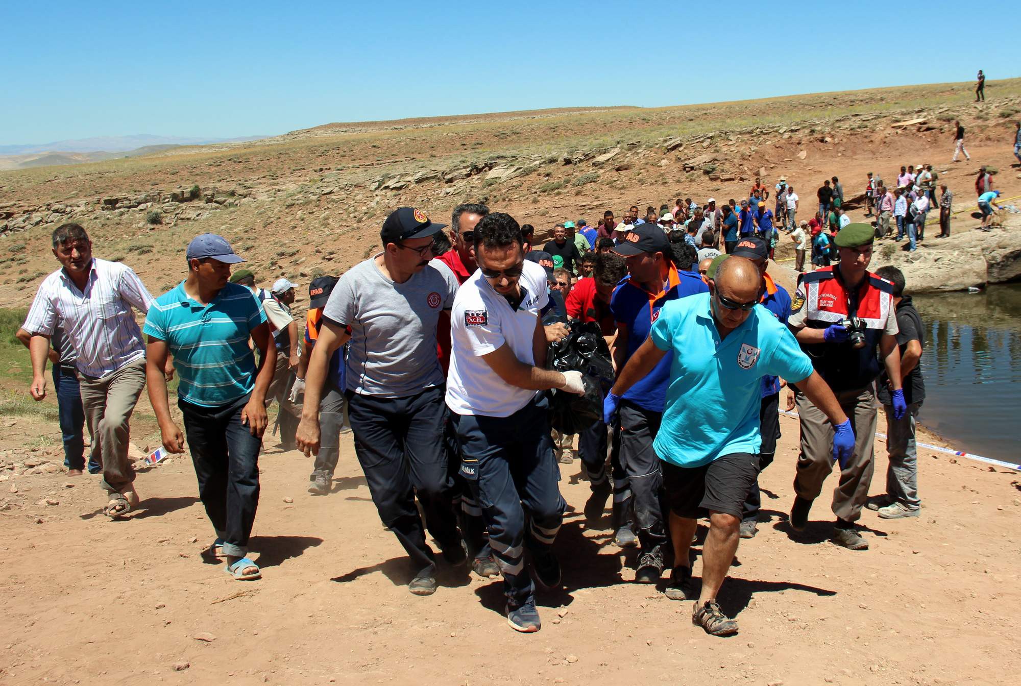 Genç çoban serinlemek için girdiği gölette boğuldu