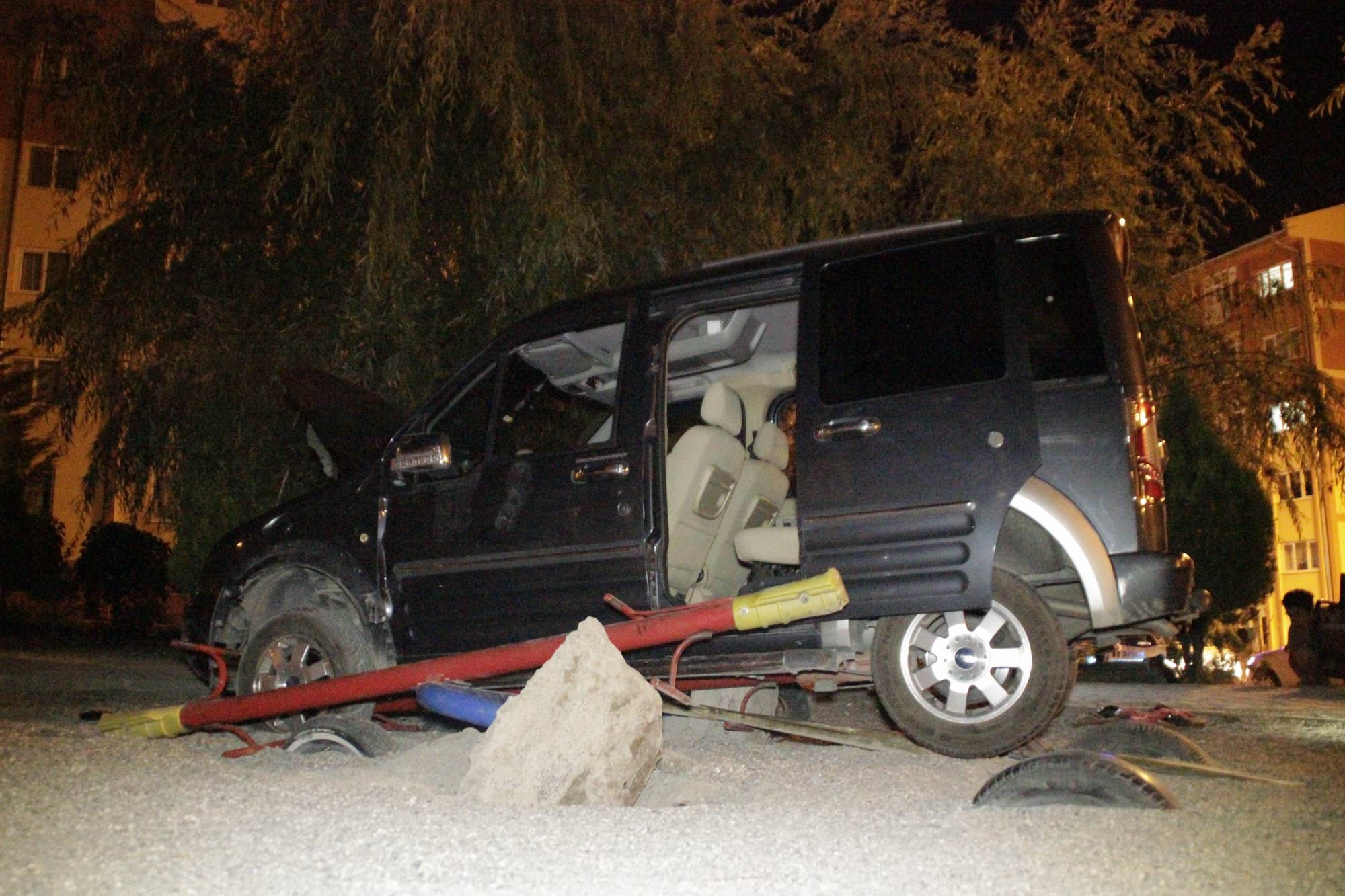 Babasının aracını kaçırdı, oyun parkına daldı: 1’i ağır 2 yaralı