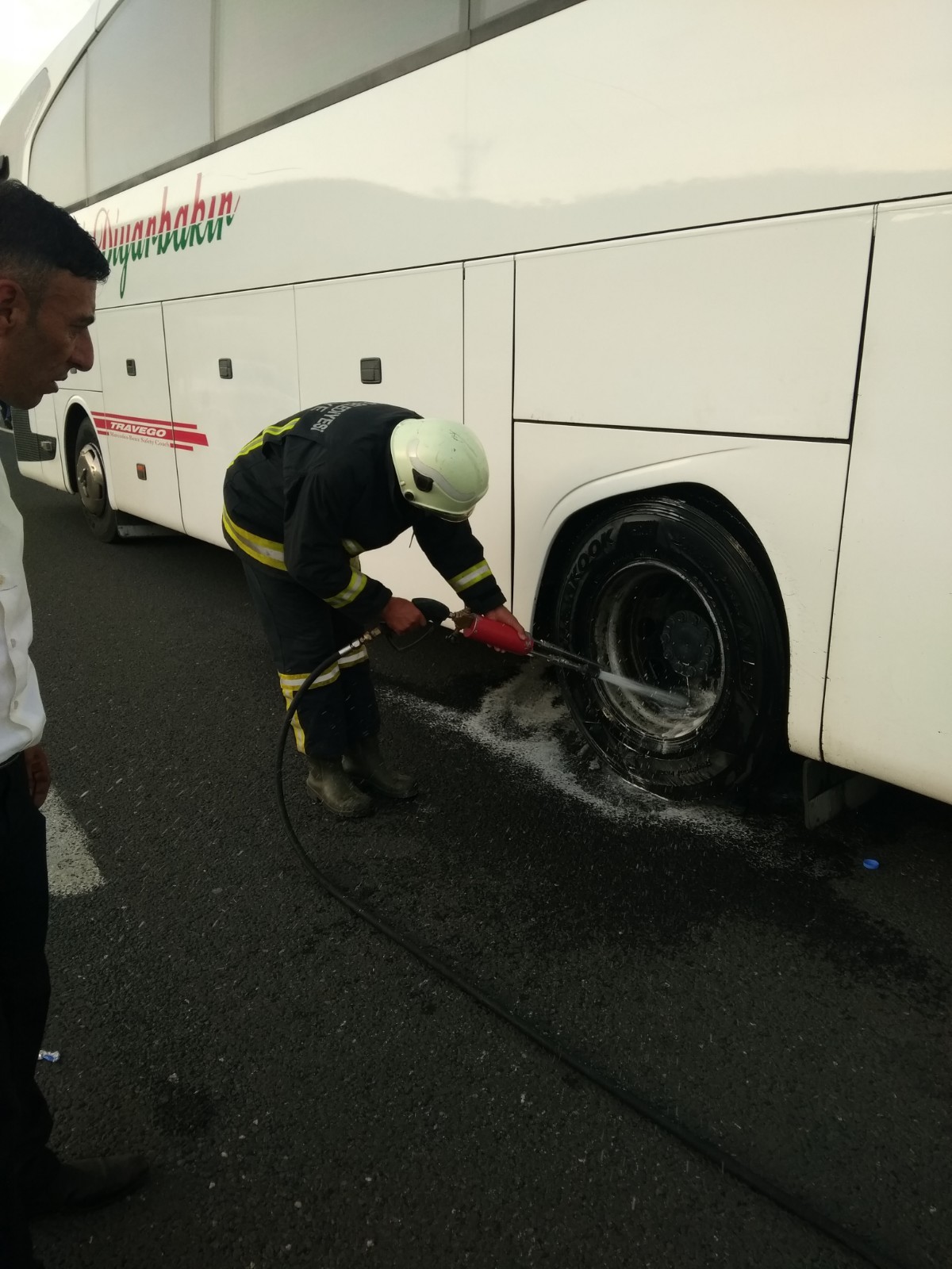 Seyir halindeki otobüsün tekeri yandı