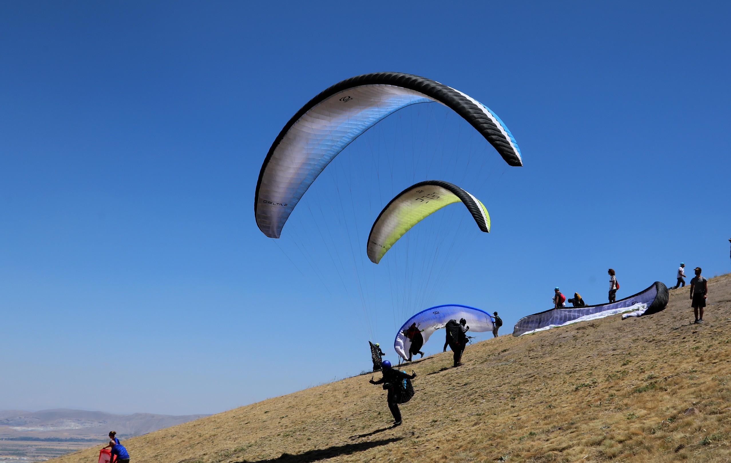 8. Uluslararası Ali Dağı Yamaç Paraşütü Şampiyonası Başladı