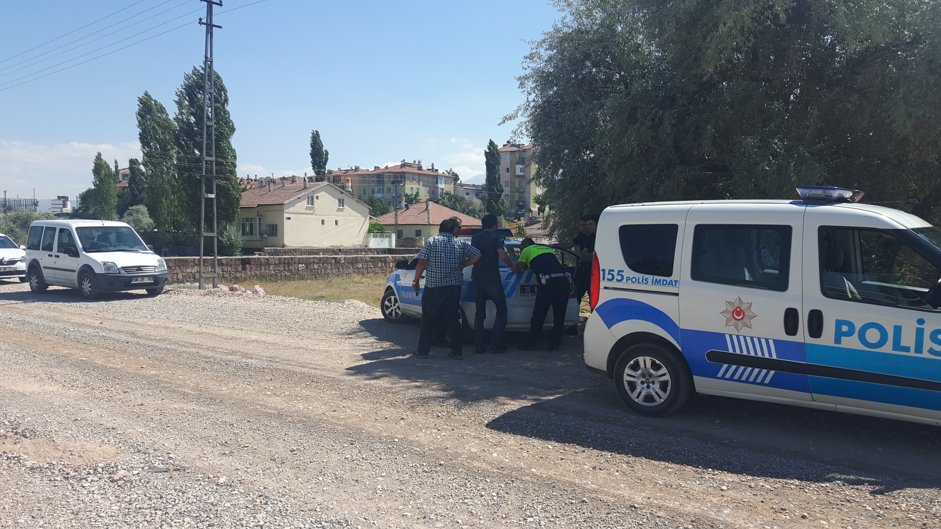 Dur ihtarına uymayan şahıs polise ateş açtı