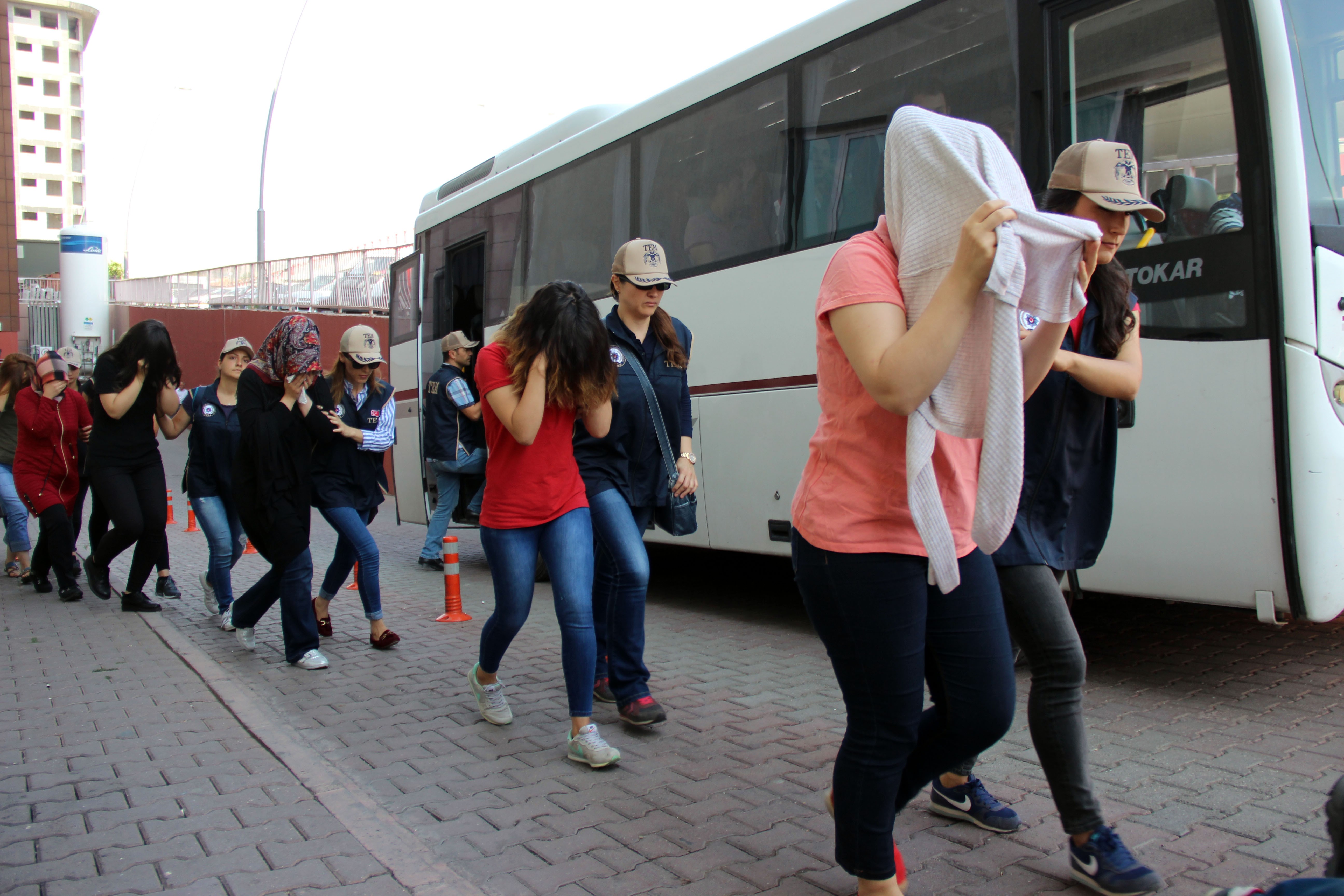 Bylock operasyonunda gözaltına alınan 20 kişi adliyeye çıkarıldı