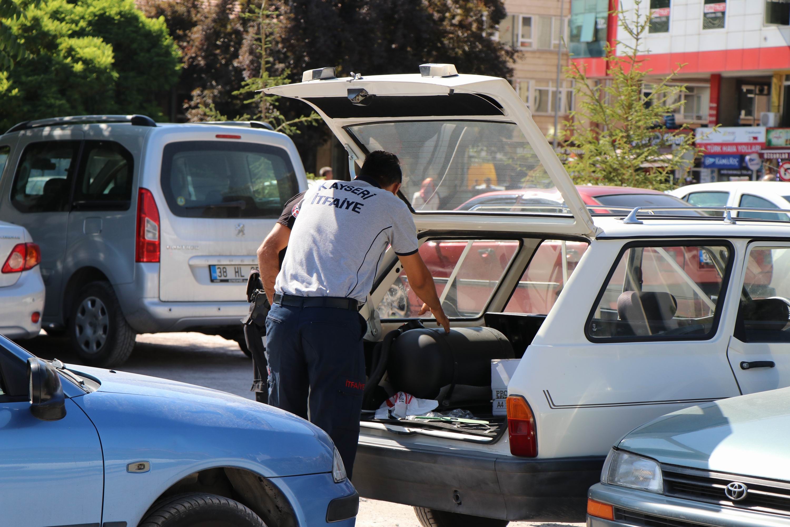 Otomobildeki gaz kaçağı paniğe neden oldu