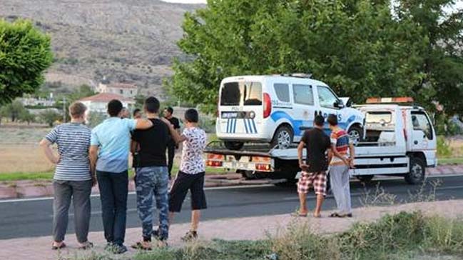 Polis otosu halk otobüsüne çarptı: 2 polis yaralı