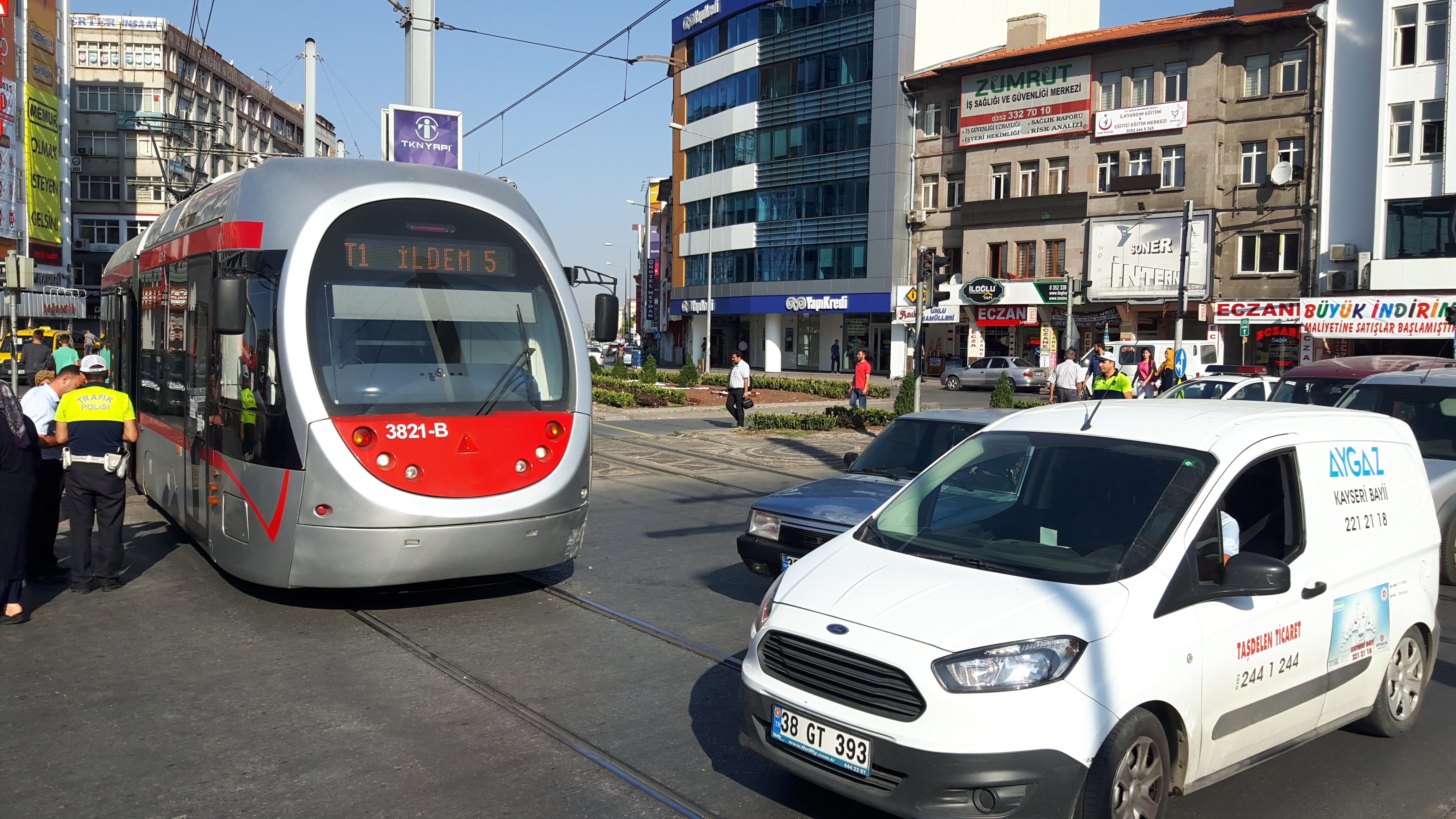 Tramvay otomobile çarptı, trafik aksadı