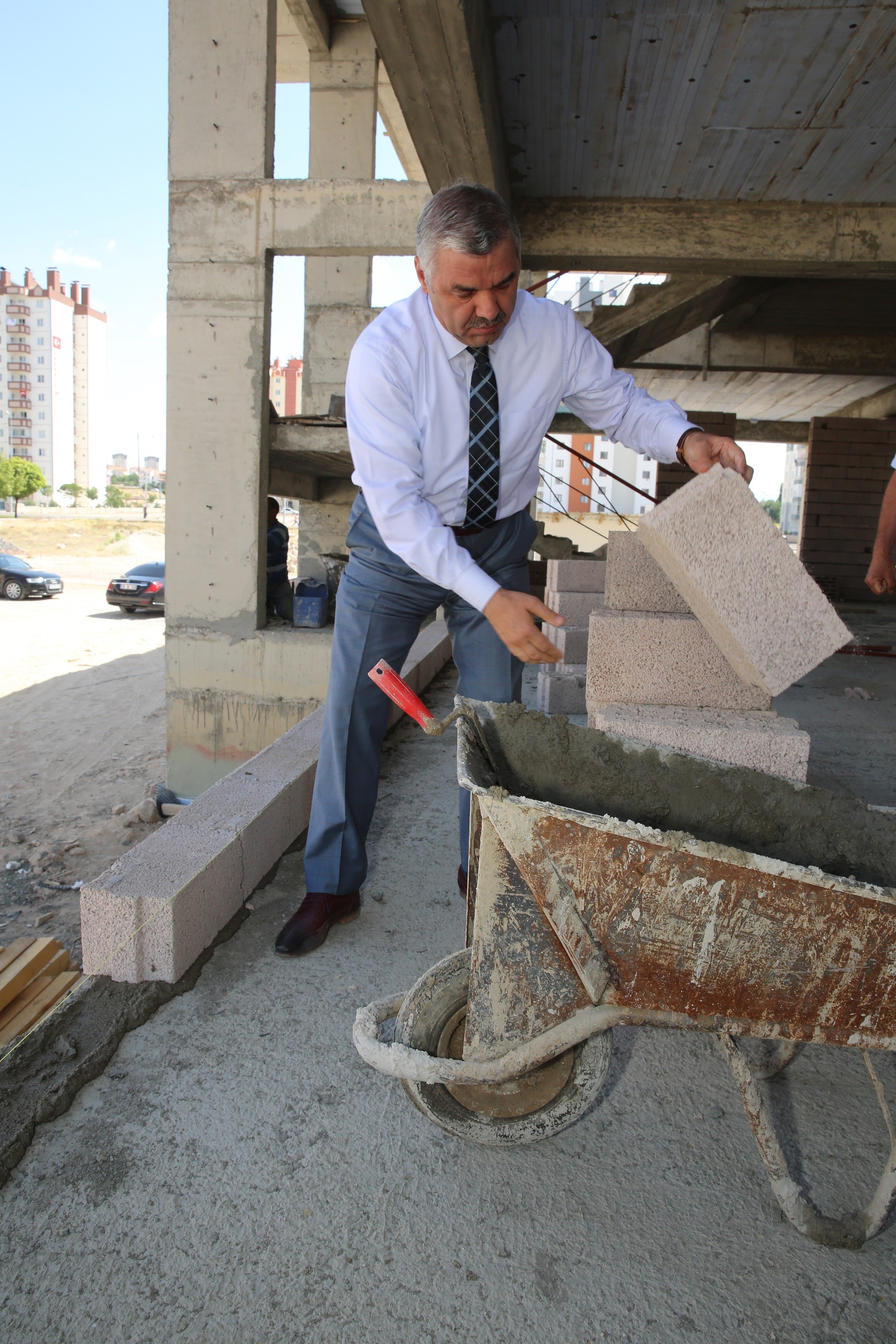 Başkan Çelik Sosyal Yaşam Merkezleri inşaatlarını ziyaret etti