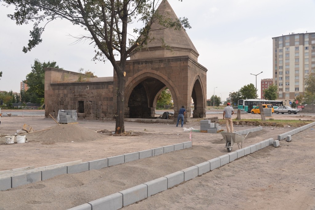 Dört Ayaklı Türbesi için onarım ve çevre düzenlemesi