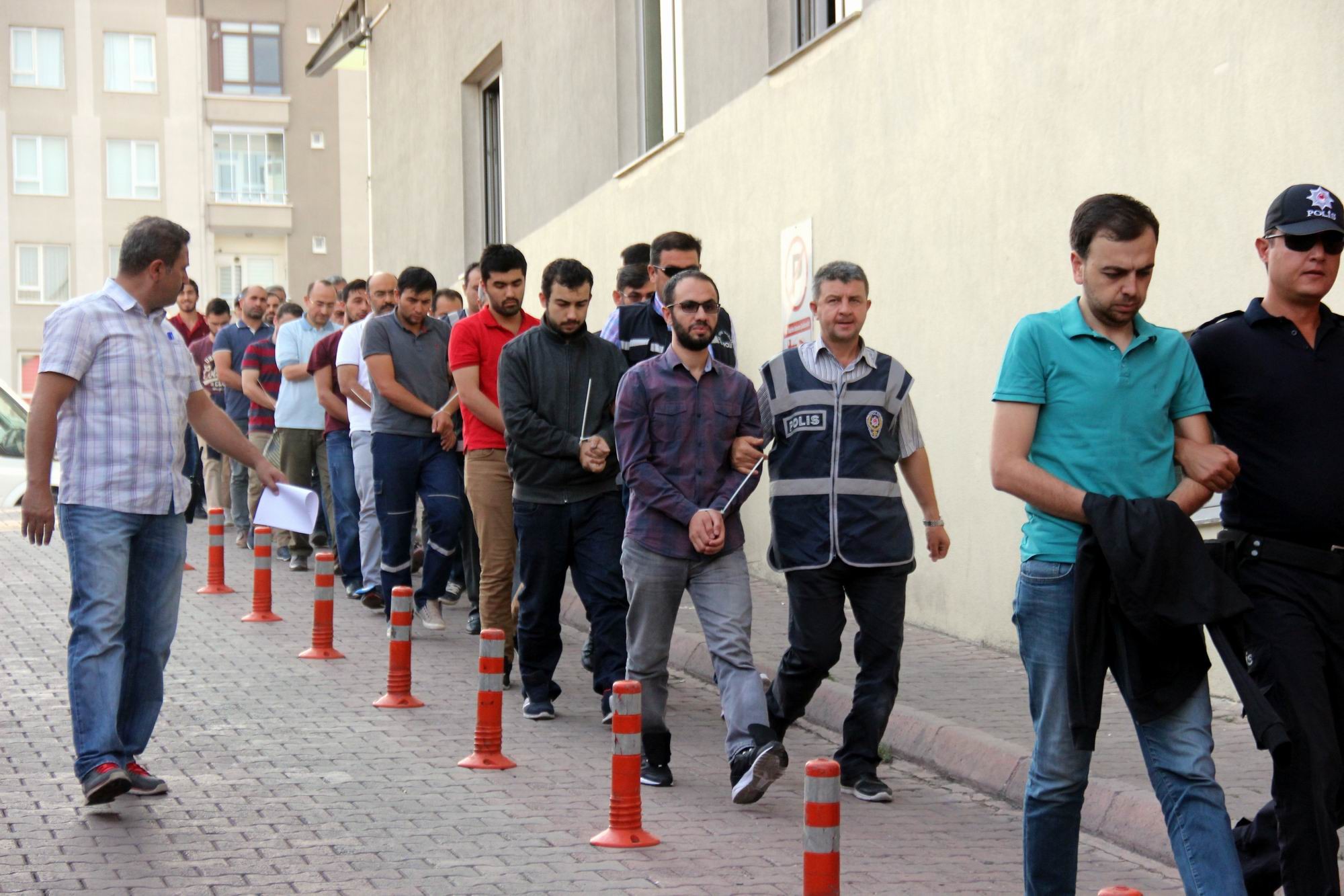 FETÖ’den adliyeye sevk edilen Bylock zanlılarından 9’u tutuklandı