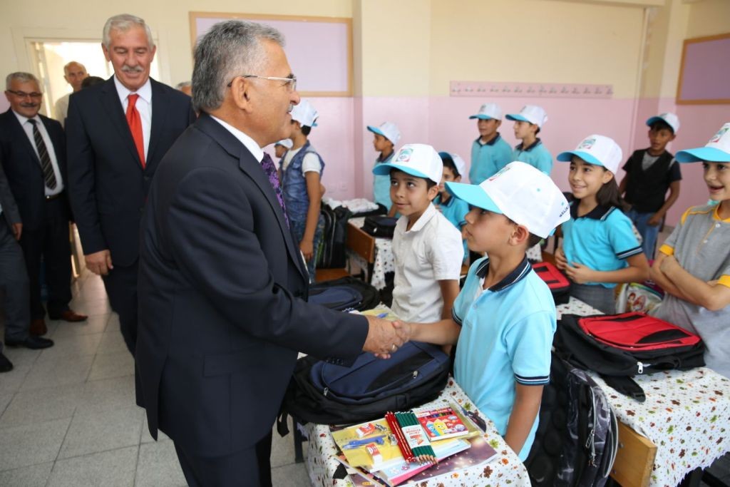 Melikgazi’den okullara kırtasiye ve çanta yardımı