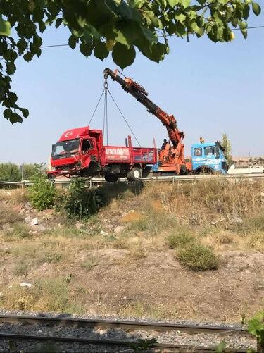 Kaza yapan kamyon tren yoluna takla attı: 1 ölü