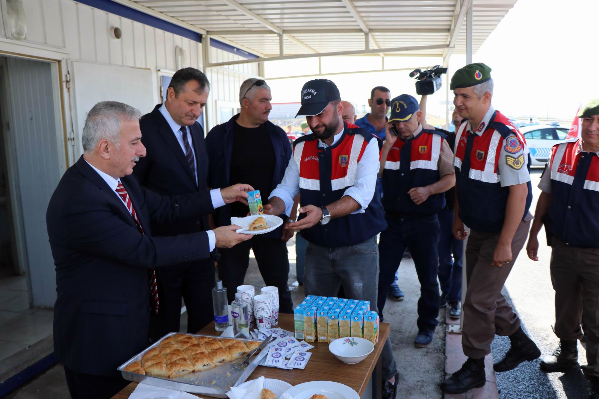 Vali Kamçı, uygulama noktasındaki polis ve jandarmayı ziyaret etti, trafik denetimi yaptı