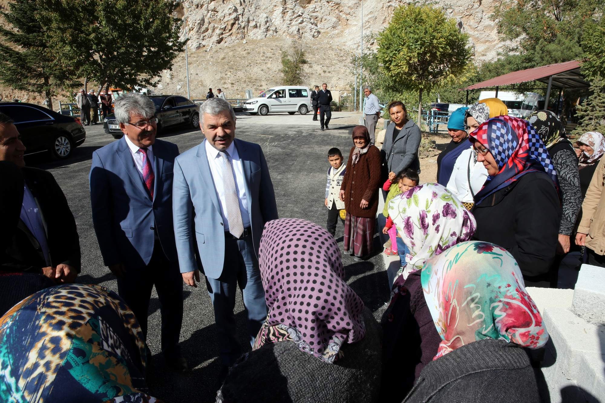 Başkan Çelik, Akkışla’da yapılan asfalt ve kaldırım çalışmalarını inceledi