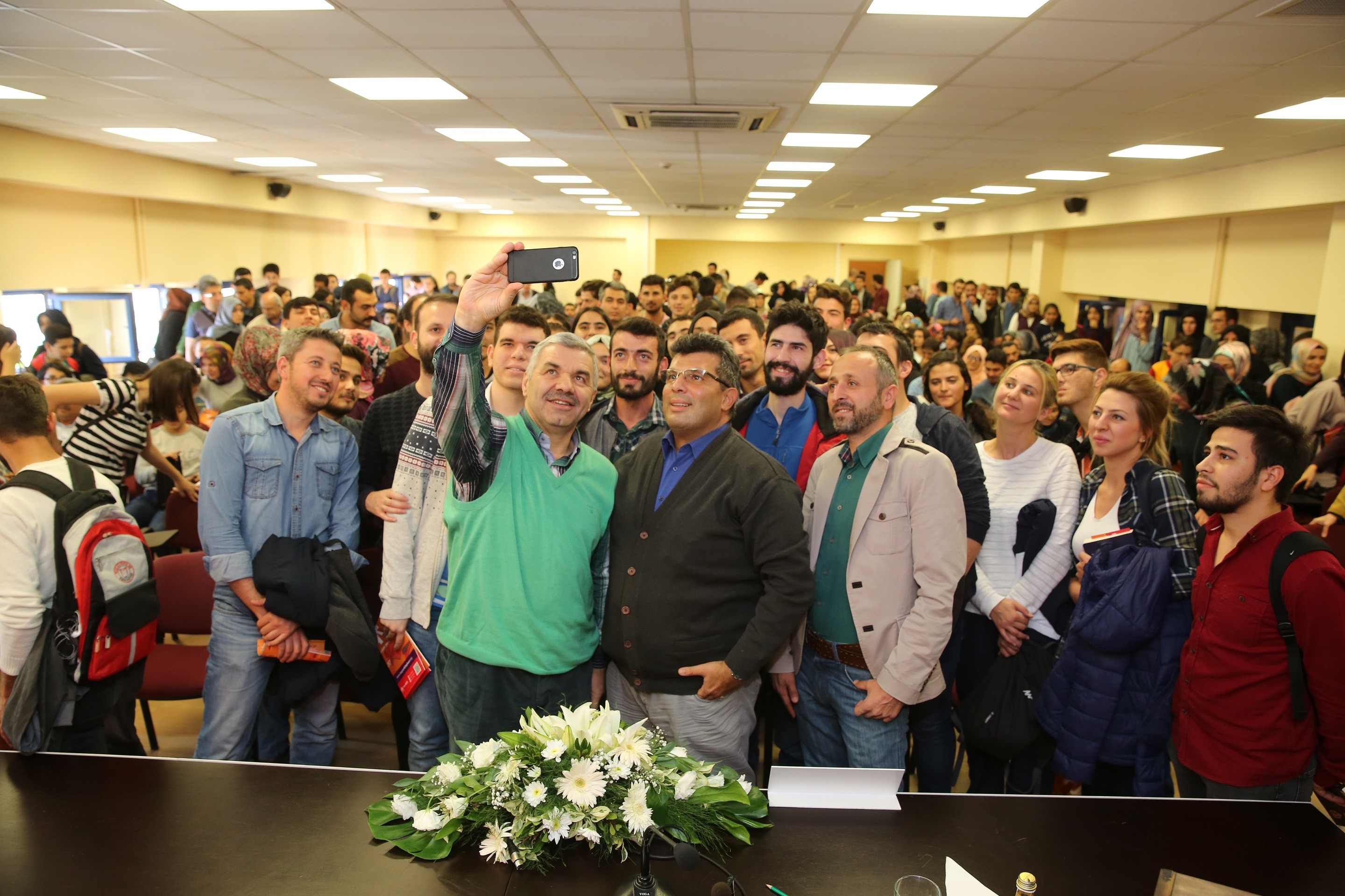 Yazar Yavuz Bahadıroğlu, “Şu anda Kitap Fuarı’nda birincisiniz”