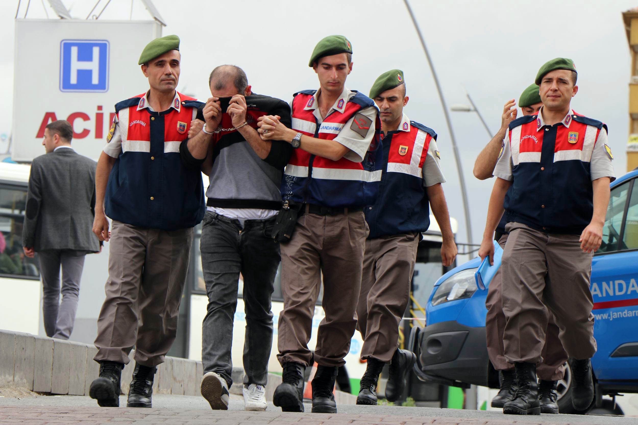 Hırsızlık zanlısından muhabire çirkin saldırı