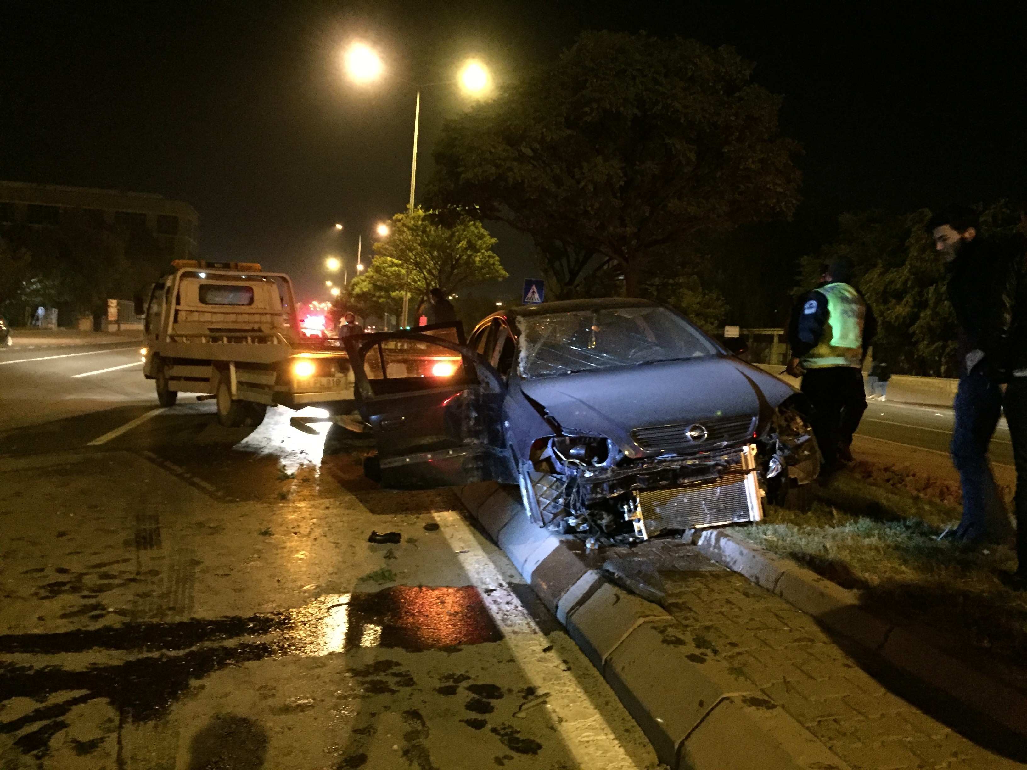 Direksiyon hakimiyeti kaybolan otomobil 4 polis aracını hurdaya çevirdi