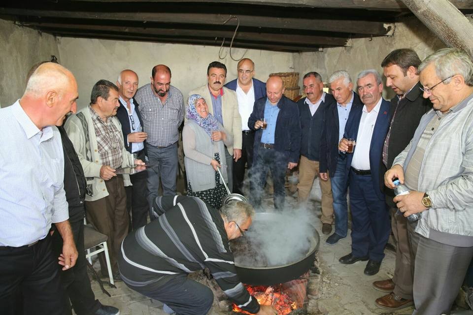 Başkan Çolakbayrakdar, “Mahallelerin kültürlerini korumaya gayret ediyoruz”