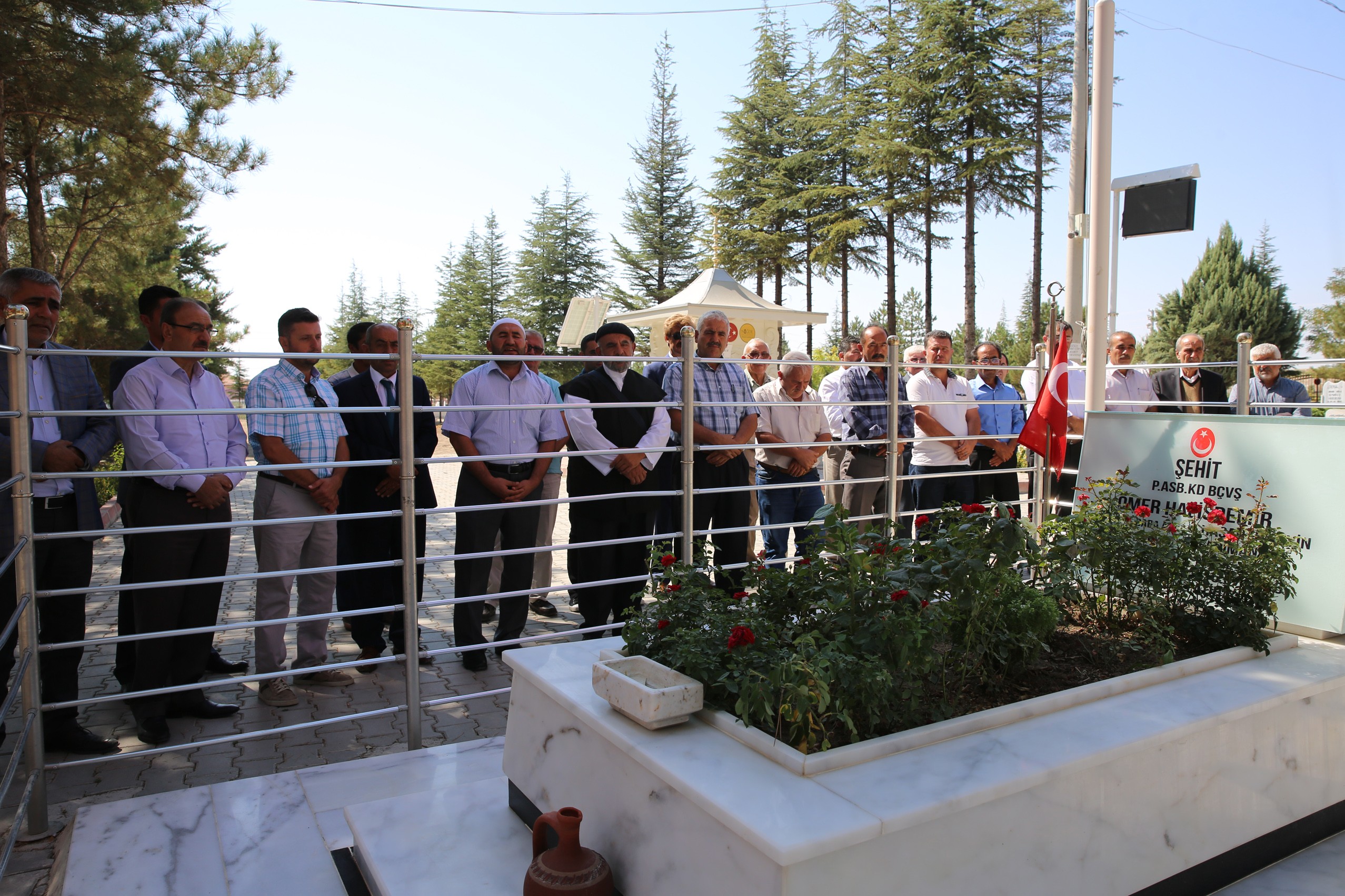 Talas Muhtarları Ömer Halisdemir’in şehitliğini ziyaret etti