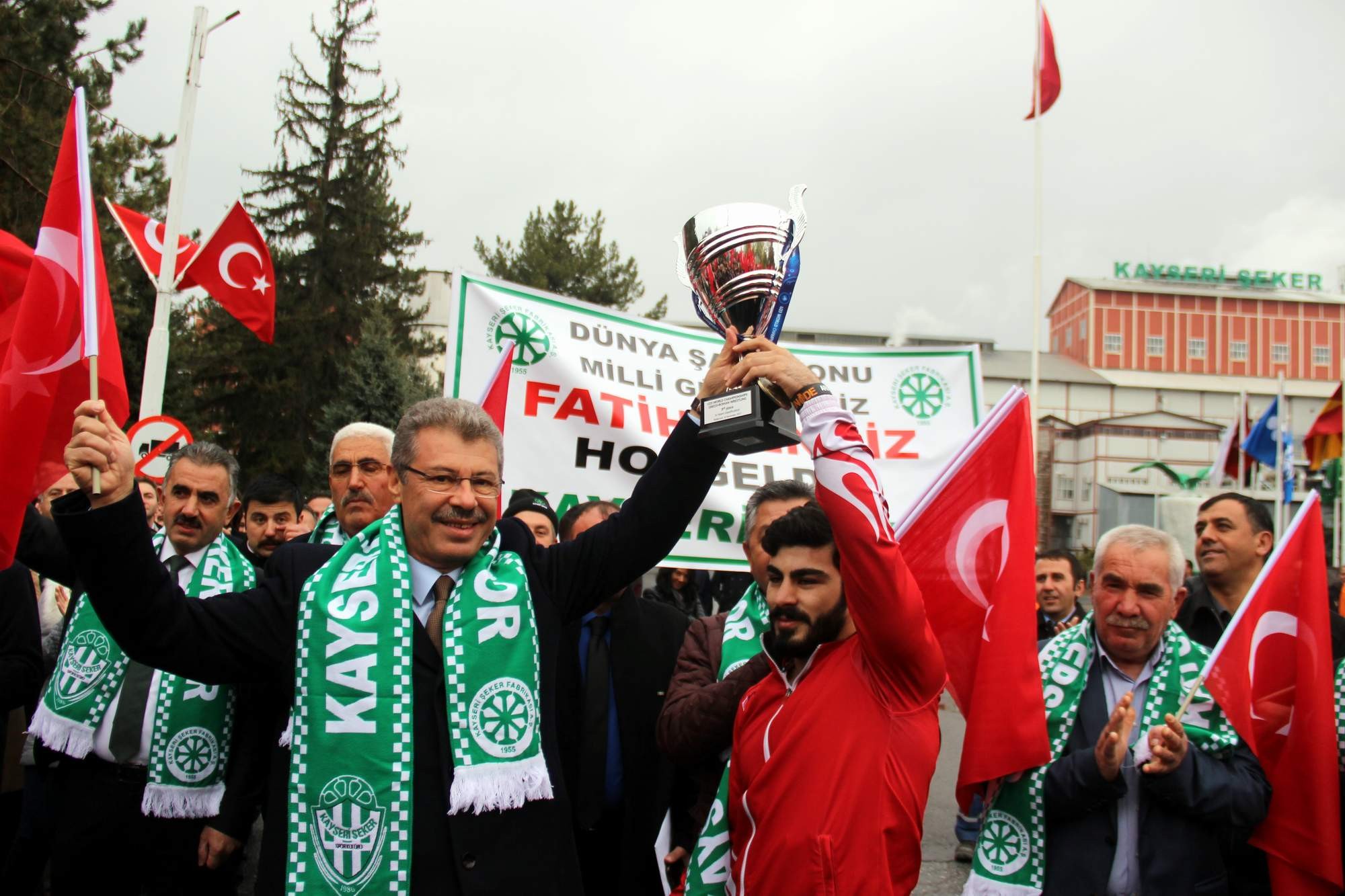 Dünya şampiyonu güreşçi Fatih Cengiz, memleketinde coşkuyla karşılandı