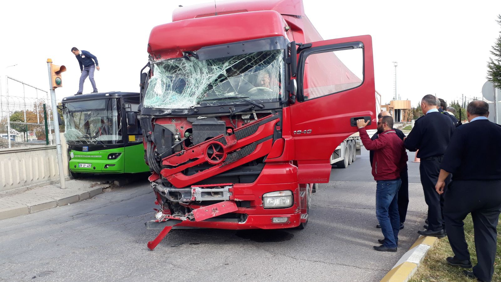 Öğretmenleri taşıyan araç kaza yaptı: 5 yaralı