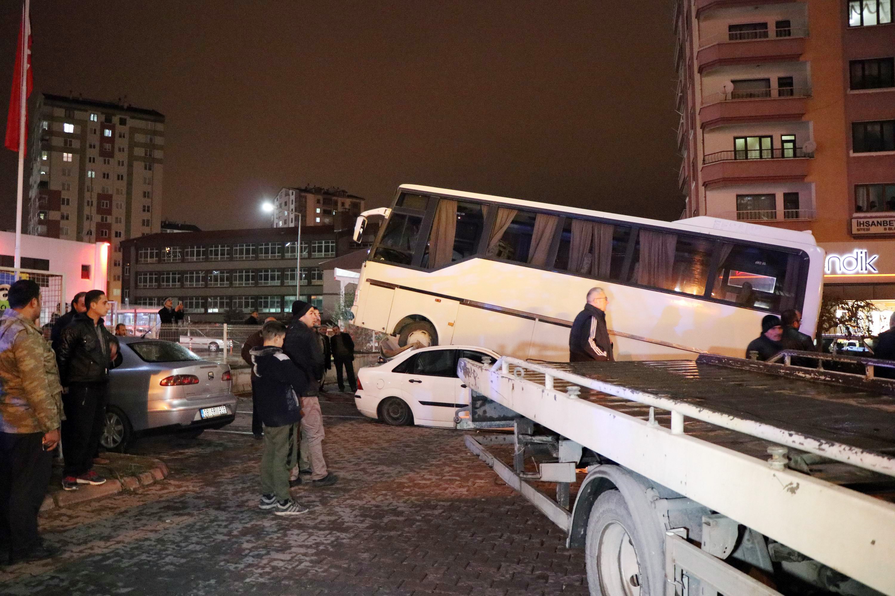 2 otomobili ezen minibüs şaha kalktı