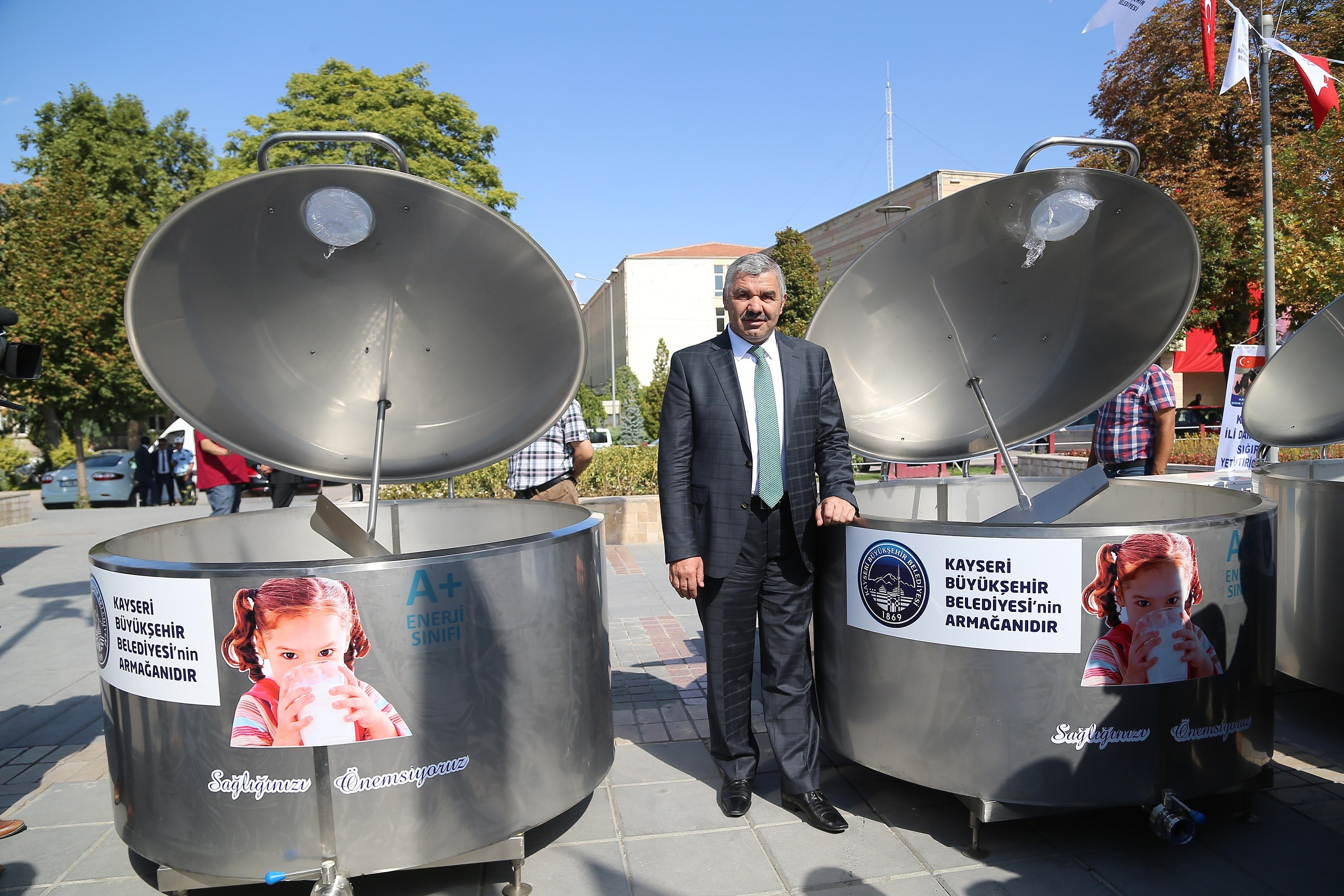 Büyükşehir süt üreticisinin gelirini artırdı