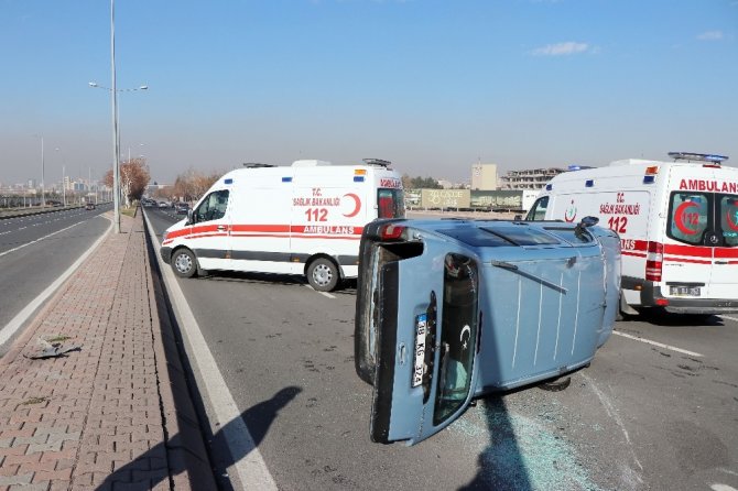 Aydınlatma direğine çarpan otomobil yan yattı: 3 yaralı