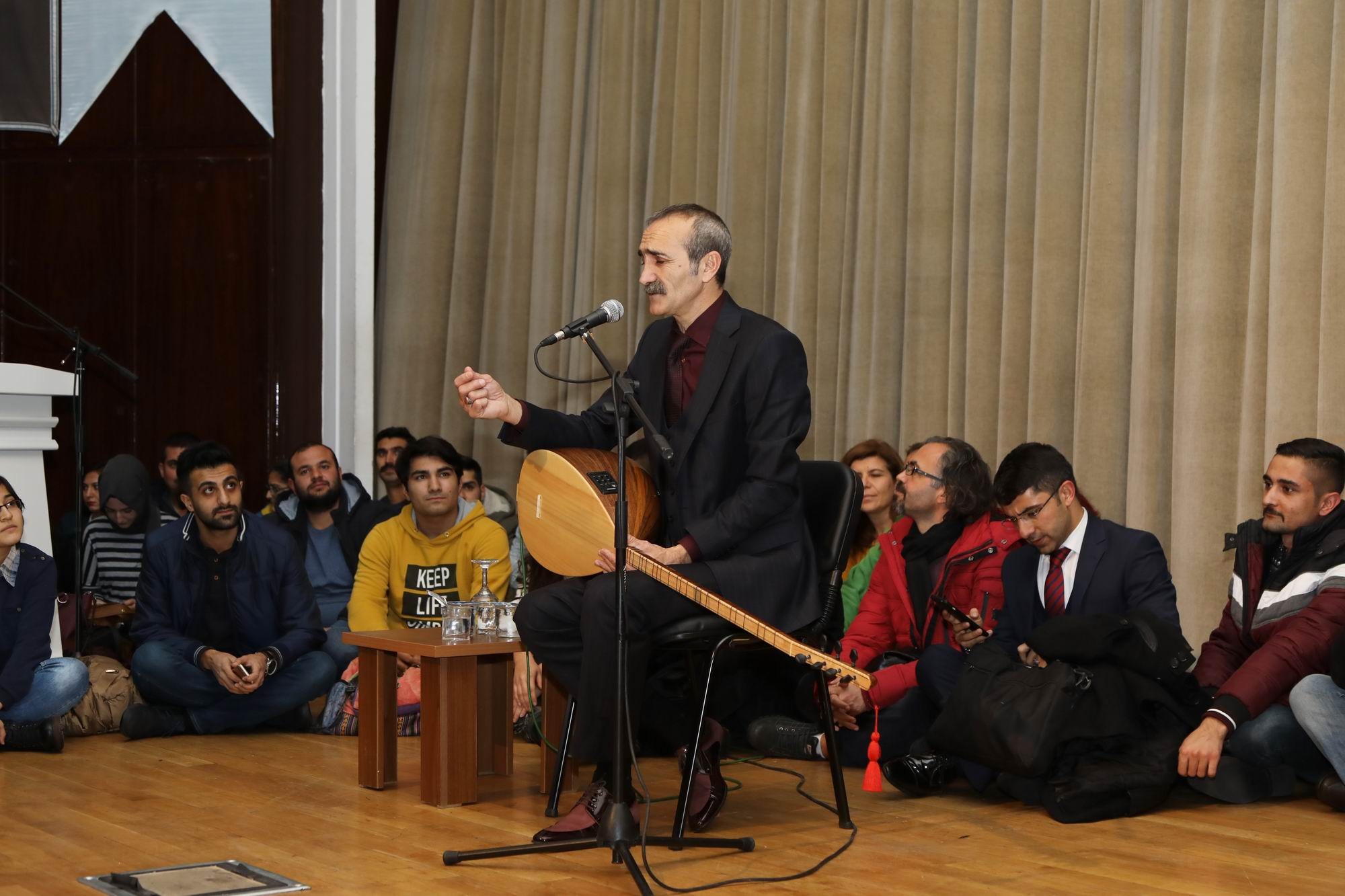 ERÜ’de THM Sanatçısı Cengiz Özkan Konser Verdi