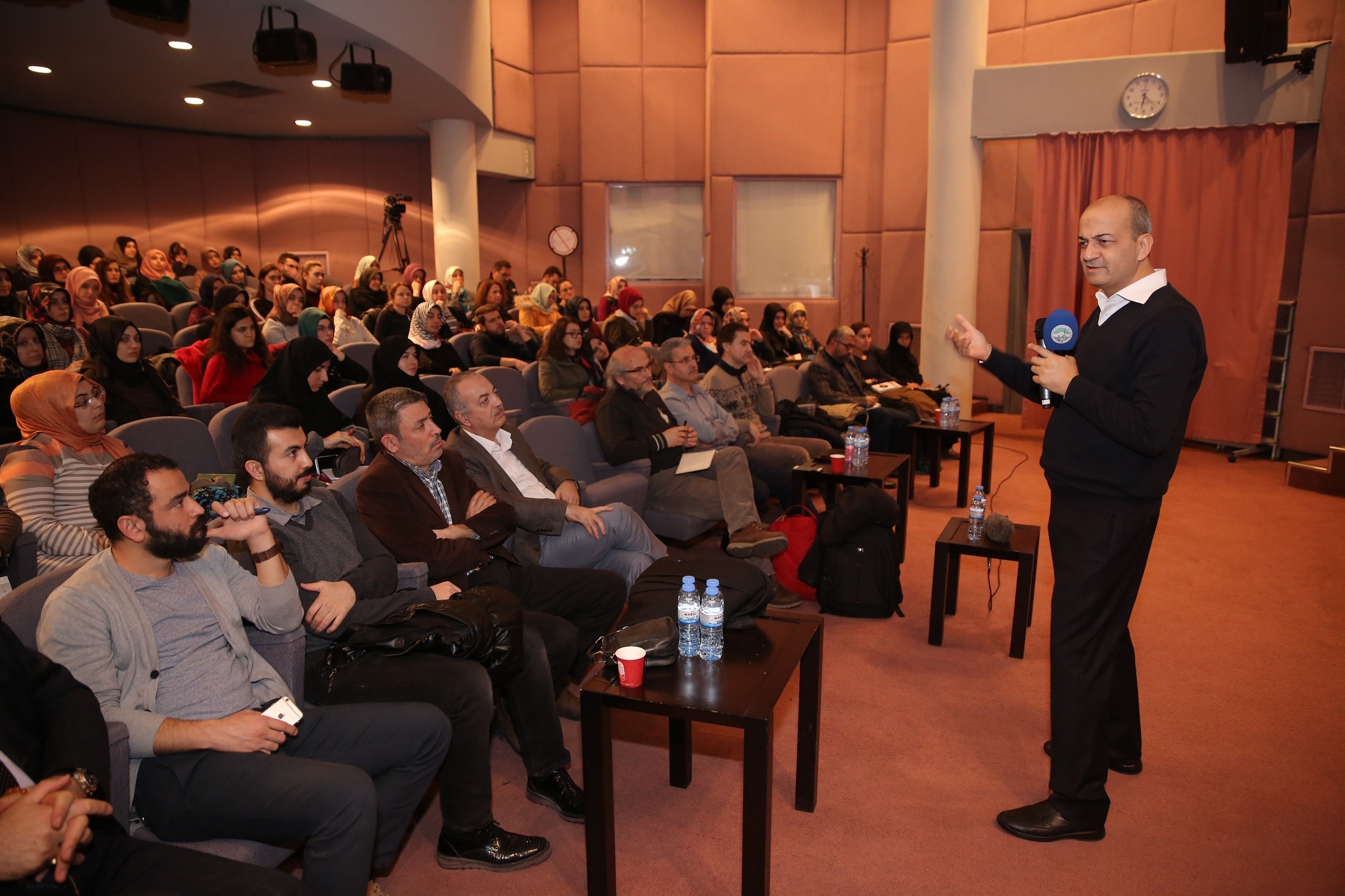 Savaş Barkçin, “Mekanı şekillendirmek kendini şekillendirmektir”