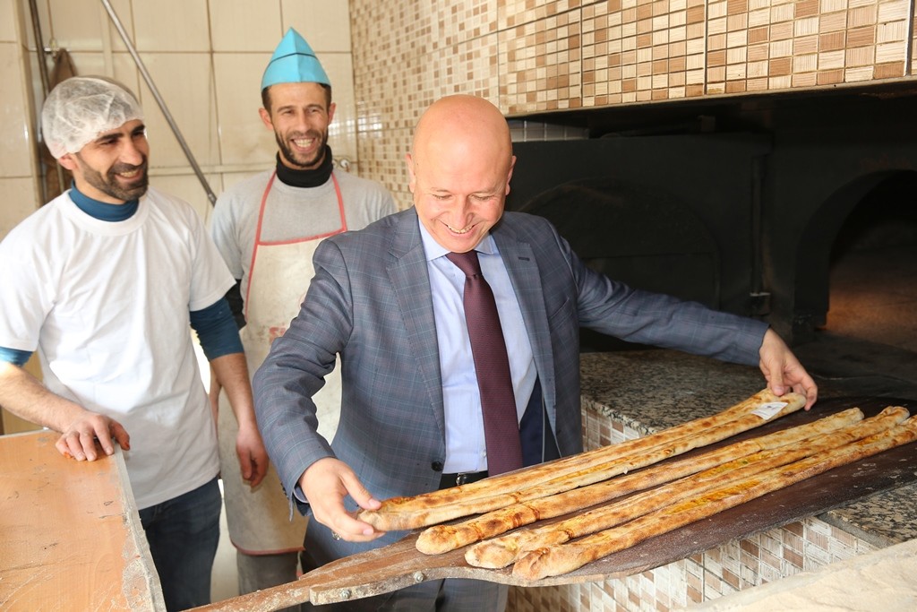 Başkan Çolakbayrakdar ziyaret ettiği fırında pide hazırladı