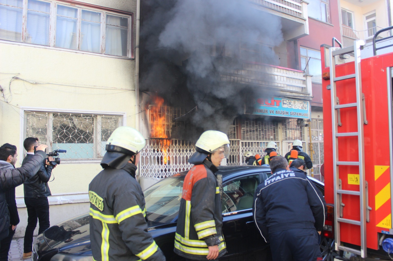 Depo olarak kullanılan dükkan, çıkan yangınla kül oldu 