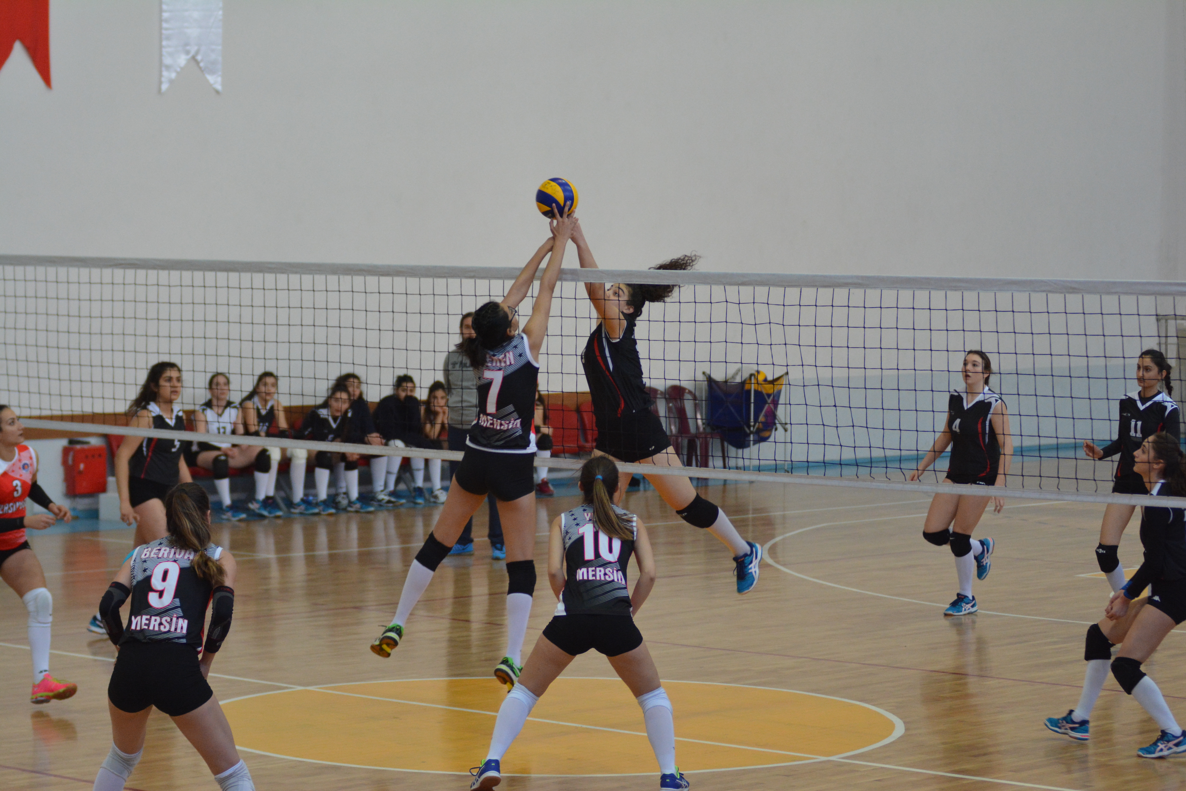 ERCİYES VOLEYBOL EVİNDE ÜZÜLDÜ: 1-3