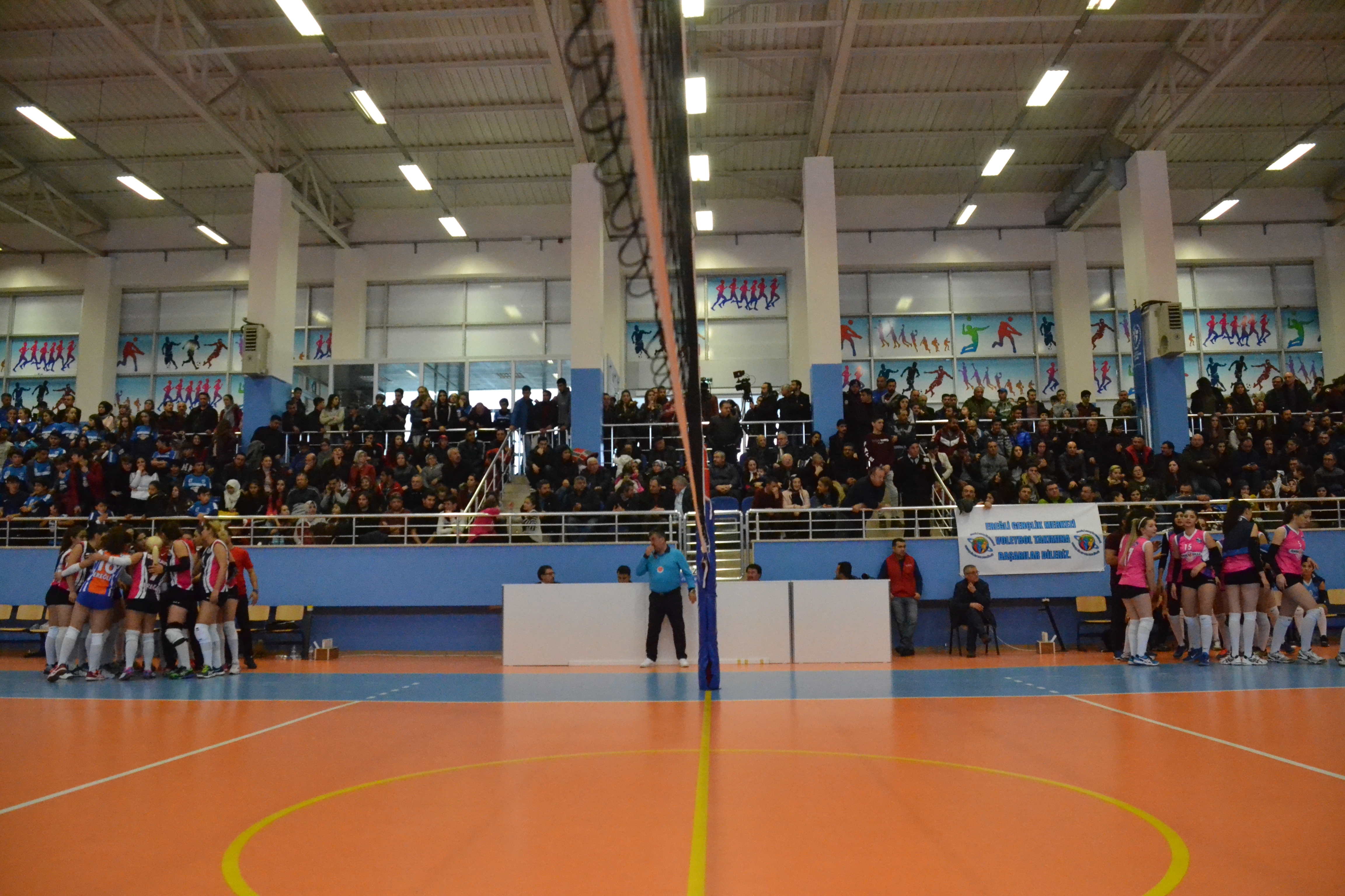 VOLEYBOL SEVERLER TRİBÜNLERİ DOLDURDU