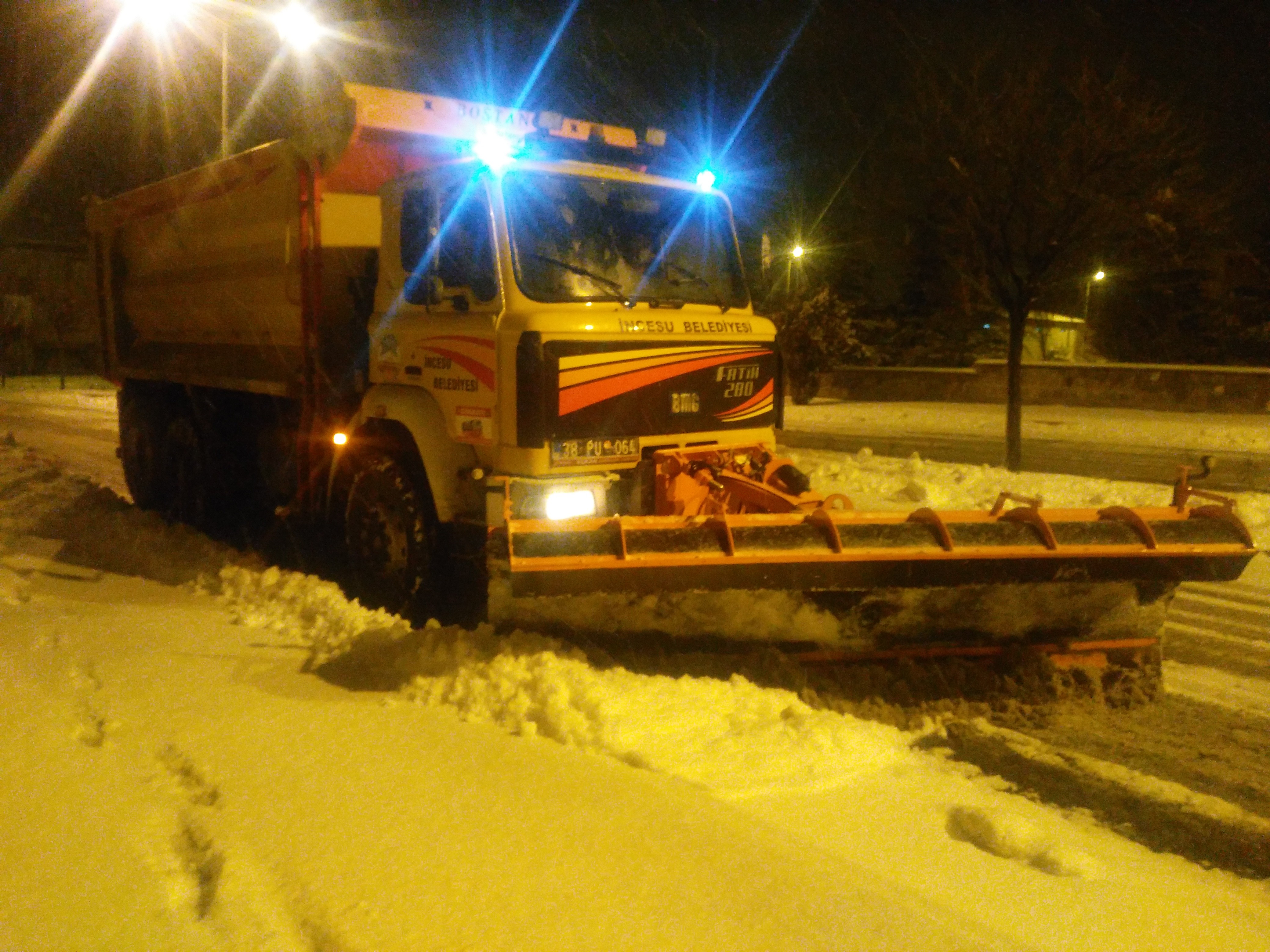 İncesu’da kar temizleme ve yol açma çalışmaları sürüyor