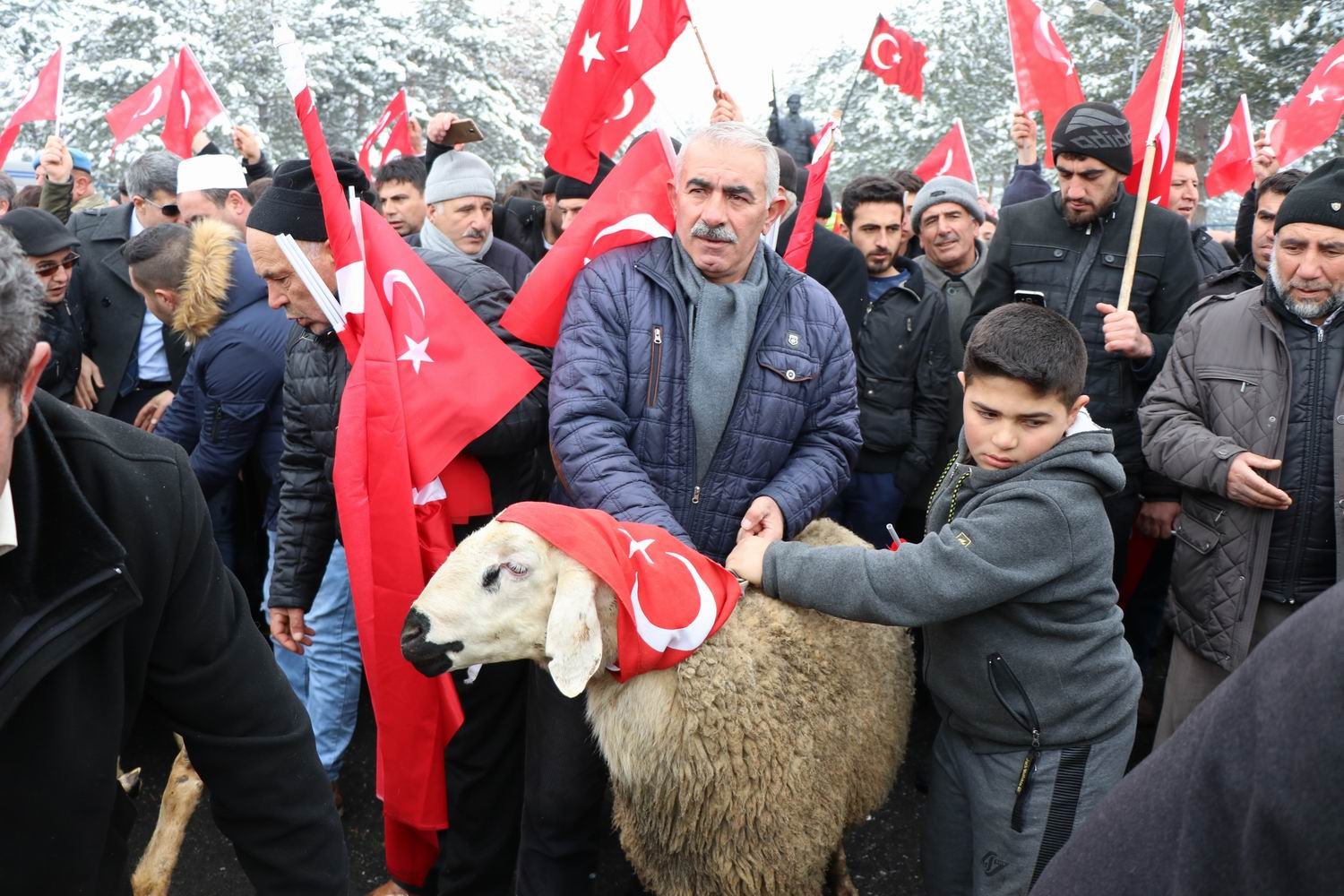 Mehmetçikler için kurban kesildi, dua edildi