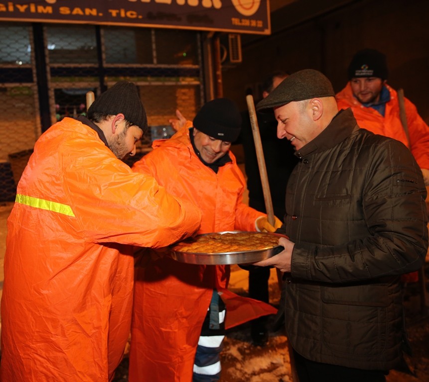 Başkan Çolakbayrakdar kar temizleme çalışmalarını inceledi