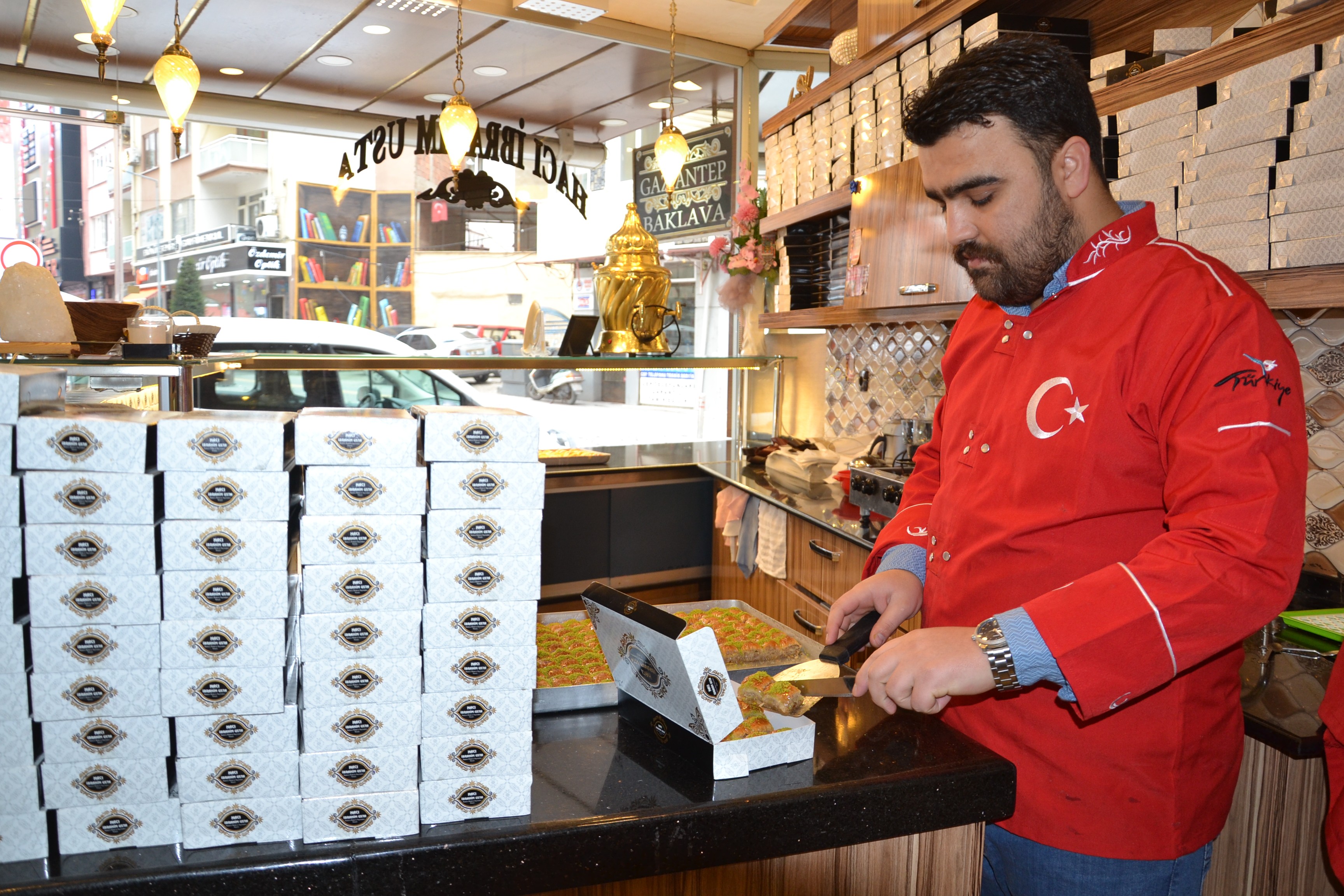 AFRİN KAHRAMANLARINA BAKLAVA İKRAMI