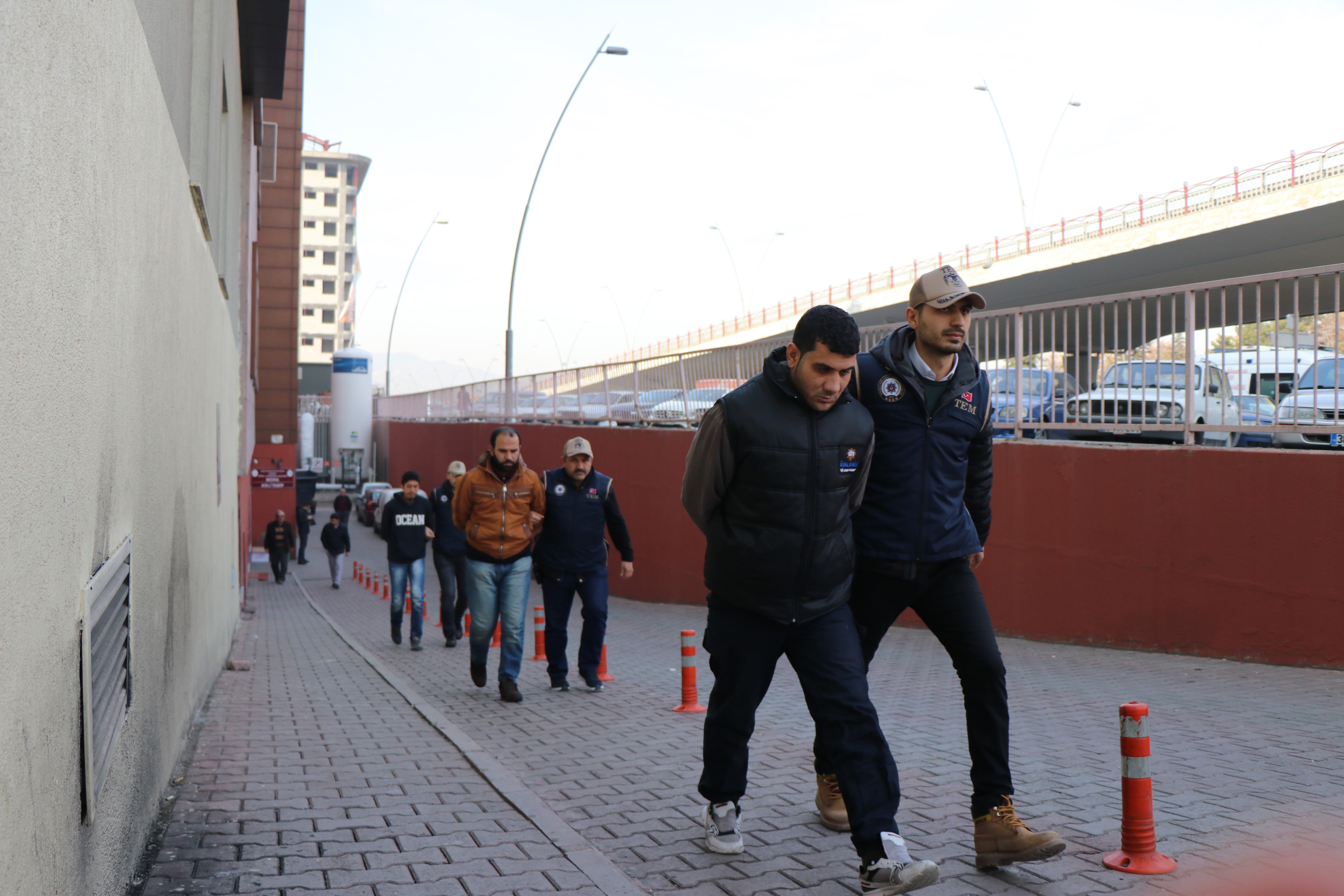 3 DEAŞ zanlısından 2’si tutuklandı