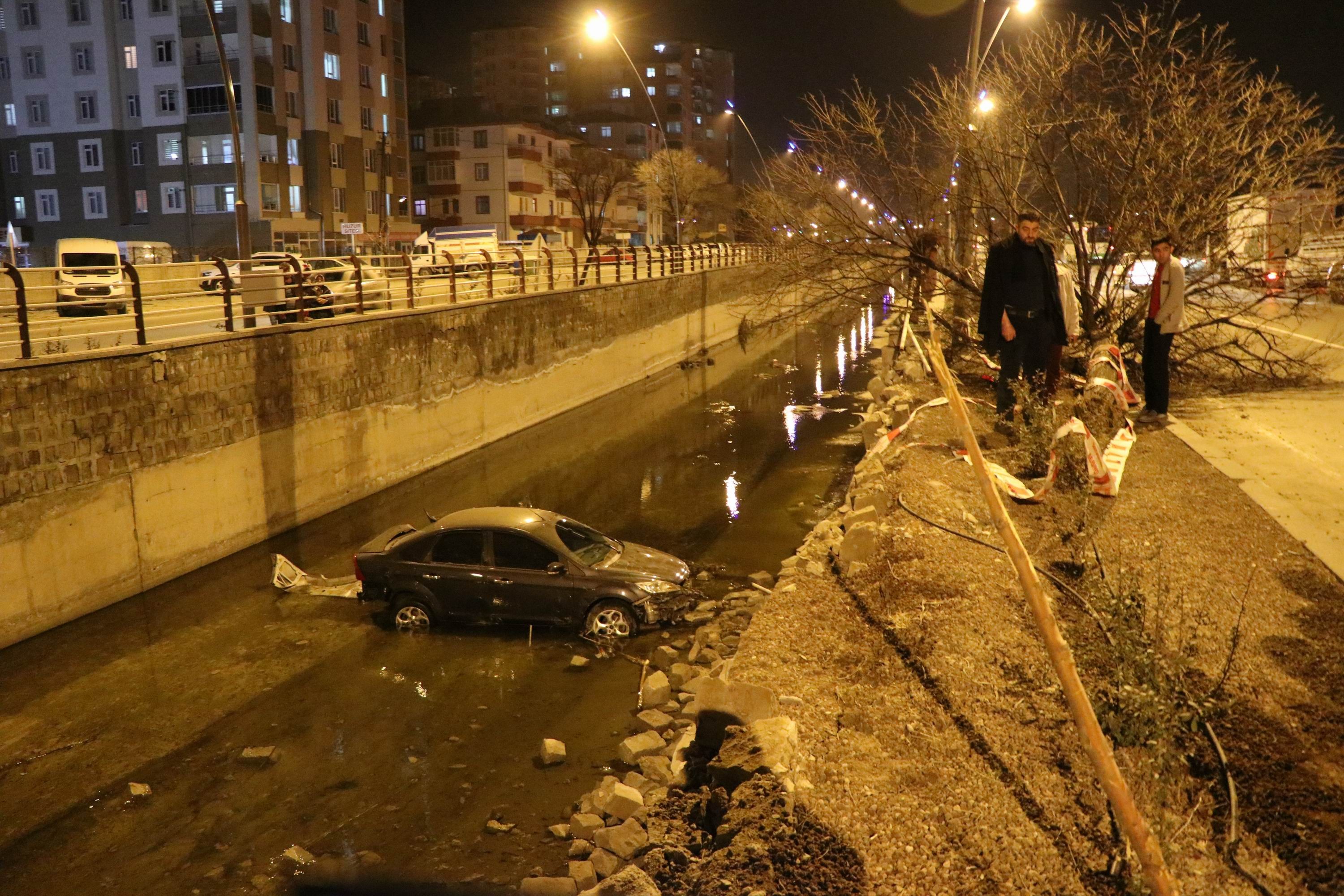 Otomobille çarpışan ambulans devrildi: 5 yaralı