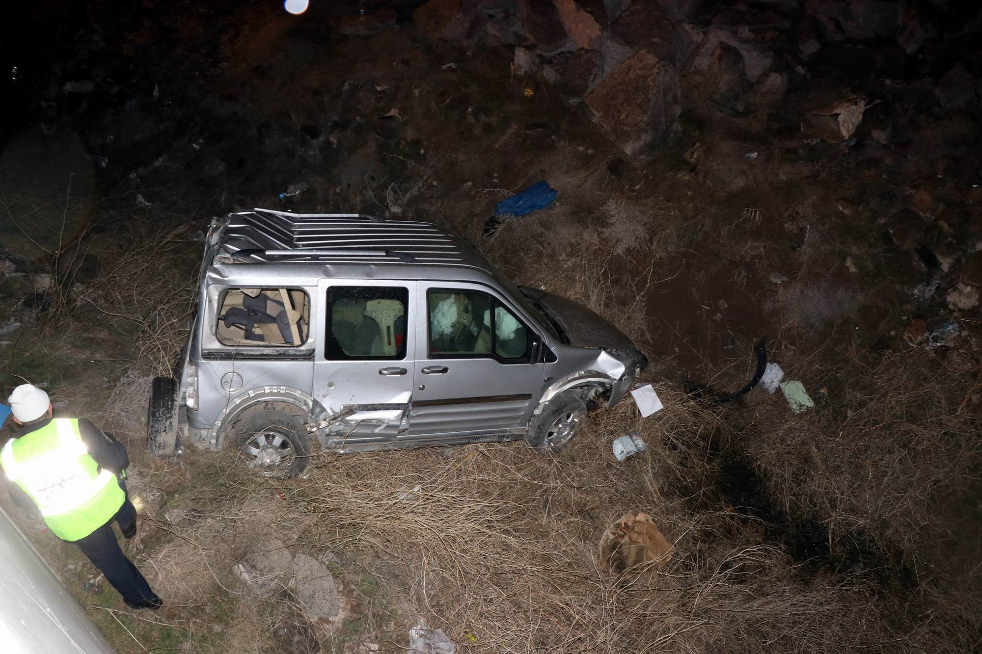 Otomobille çarpıştı, şarampole uçtu: 3 yaralı