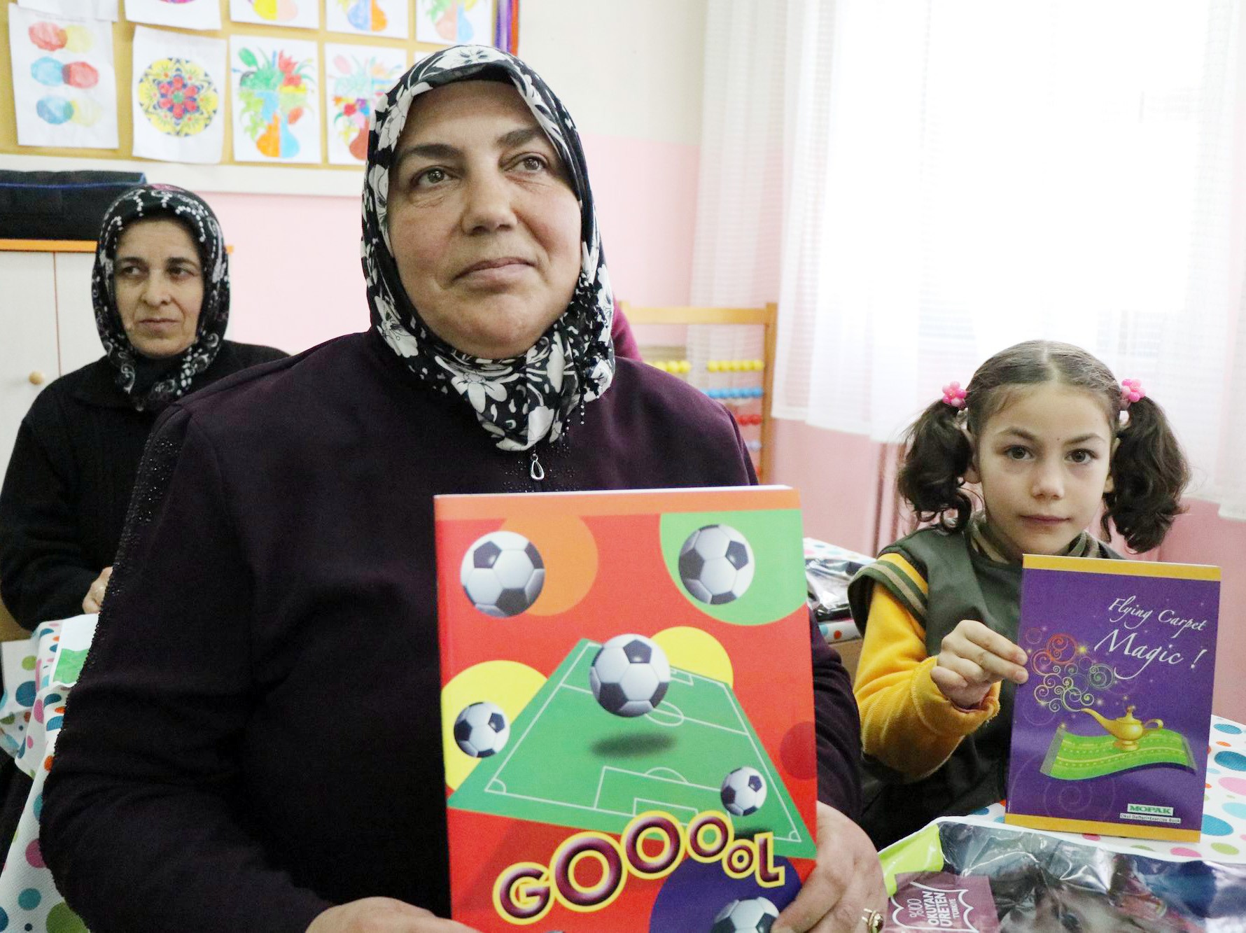 Torunuyla aynı okulda okuma yazma öğreniyor