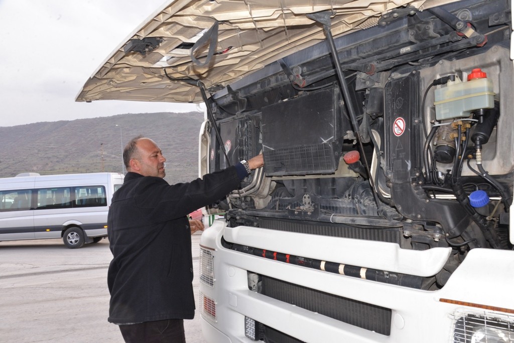 İş makinesi araç sürücülerine uygulamalı seminer verildi