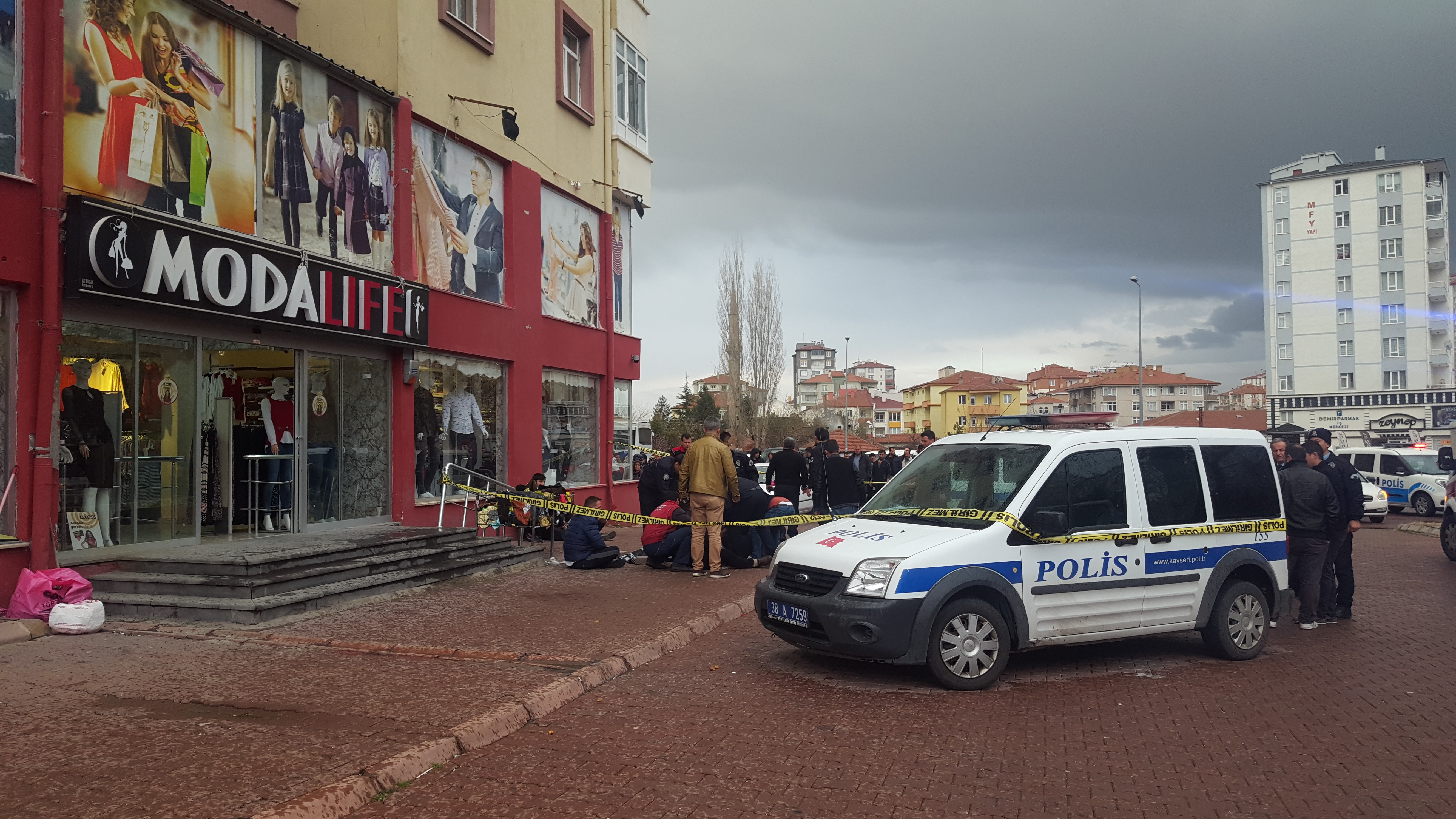 Bunalıma giren genç kız 13’üncü kattan atladı