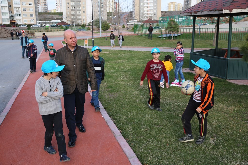 Başkan Çolakbayrakdar, “Çalışmalarımızla daha modern bir çevre olacak”