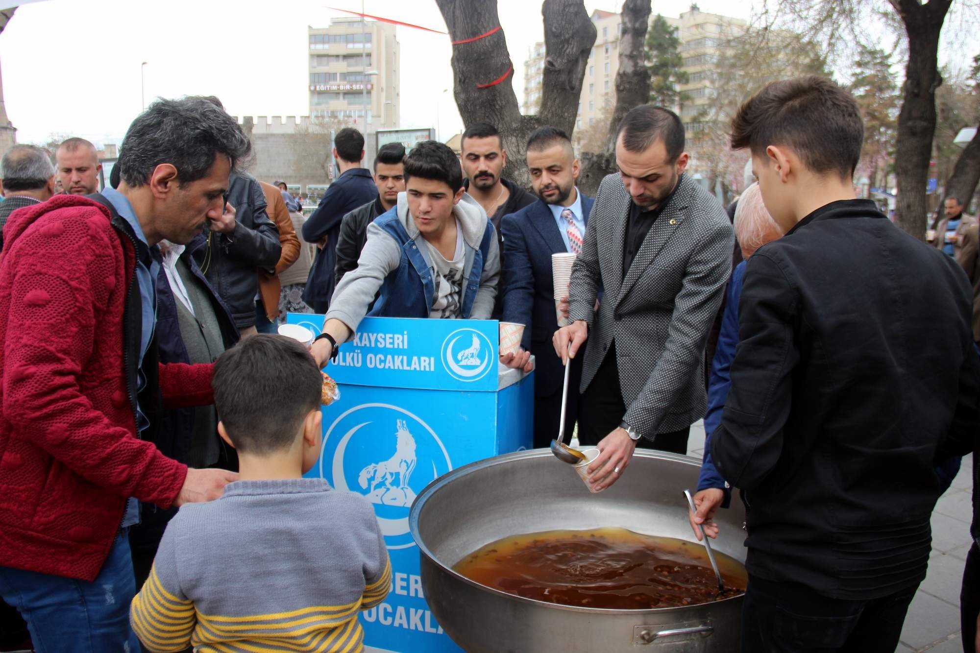 ÜLKÜ OCAKLARI’NDAN HOŞAF VE YARIM EKMEK İKRAMI