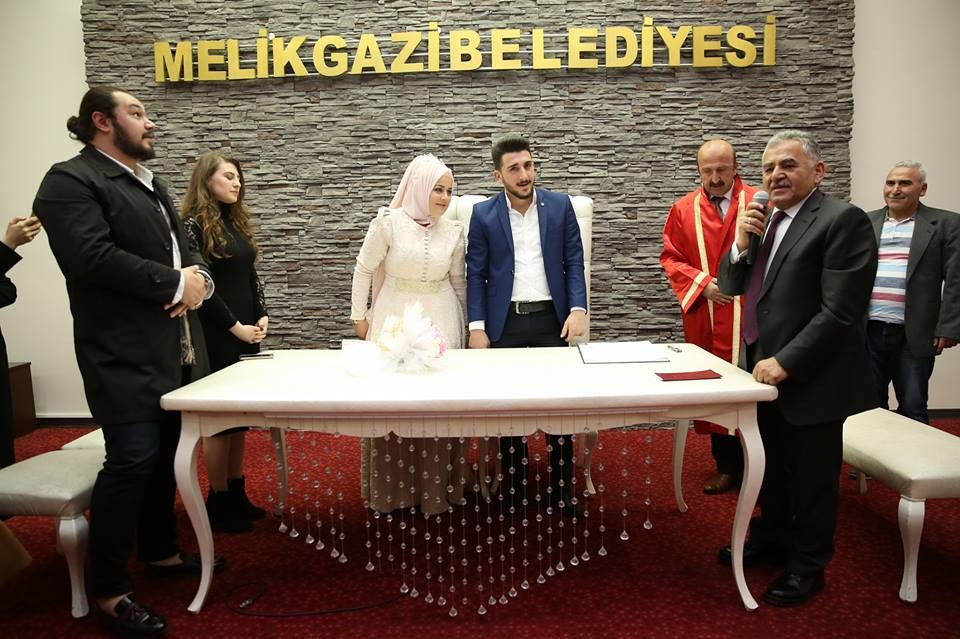 Nikah şekeri yerine çam fidanı