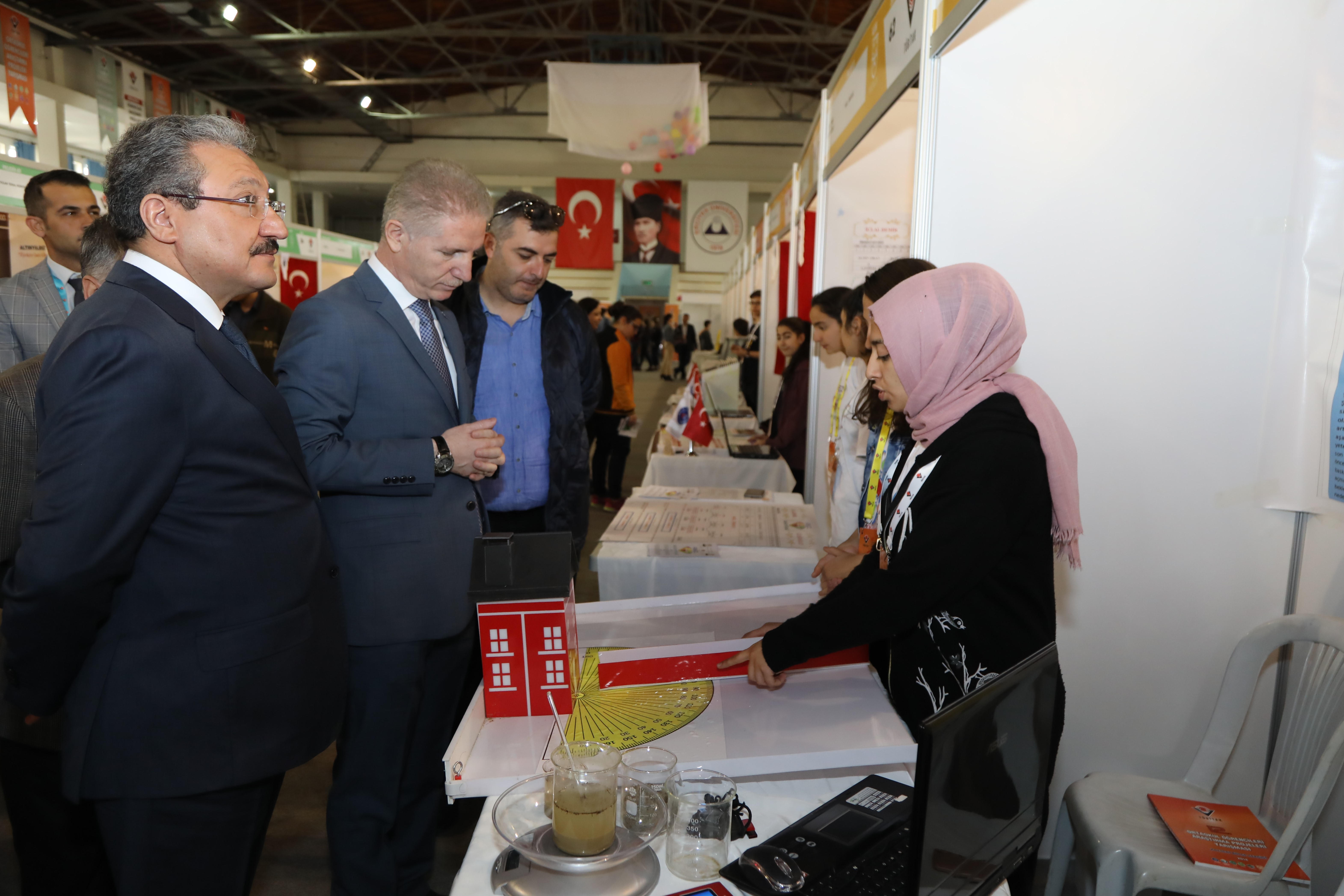 Sivas Valisi Davut Gül, ERÜ’de, TÜBİTAK Sergisini Gezdi