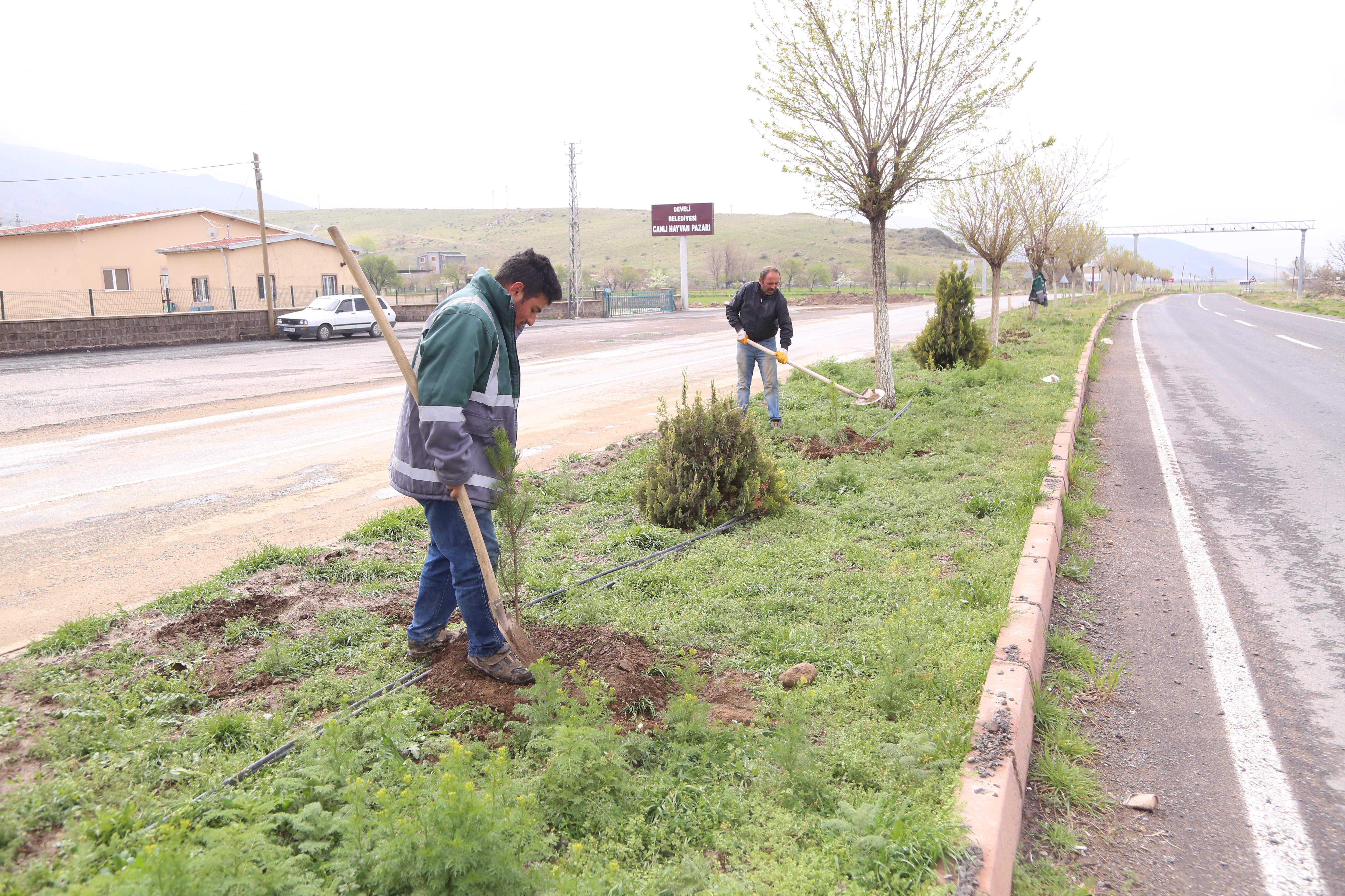 Develi’de Park Ve Bahçe Ekiplerinden İlkbahar Hazırlığı