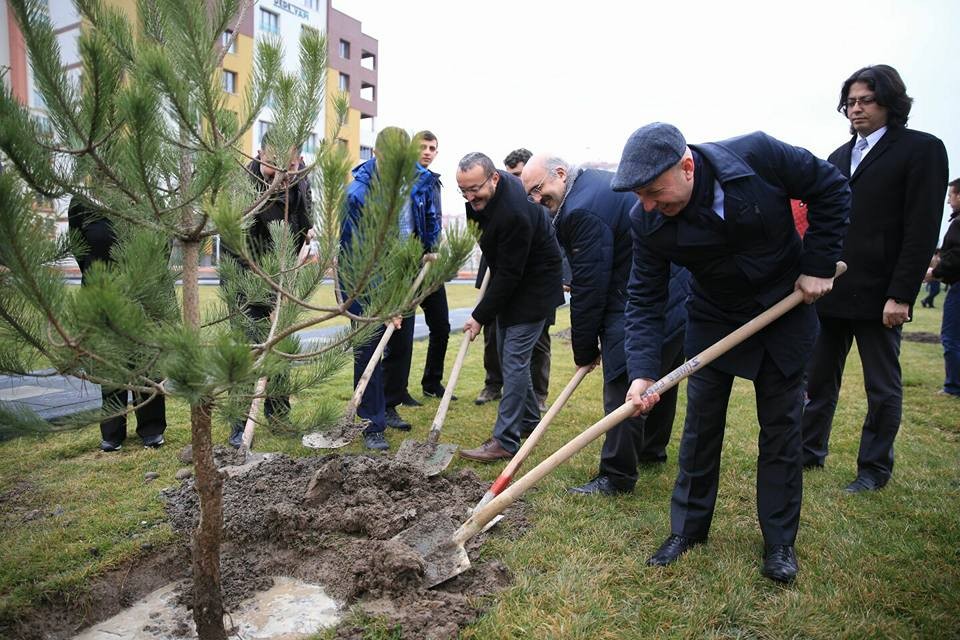 Başkan Çolakbayrakdar, tıp bayramını fidanlarla taçlandırdı