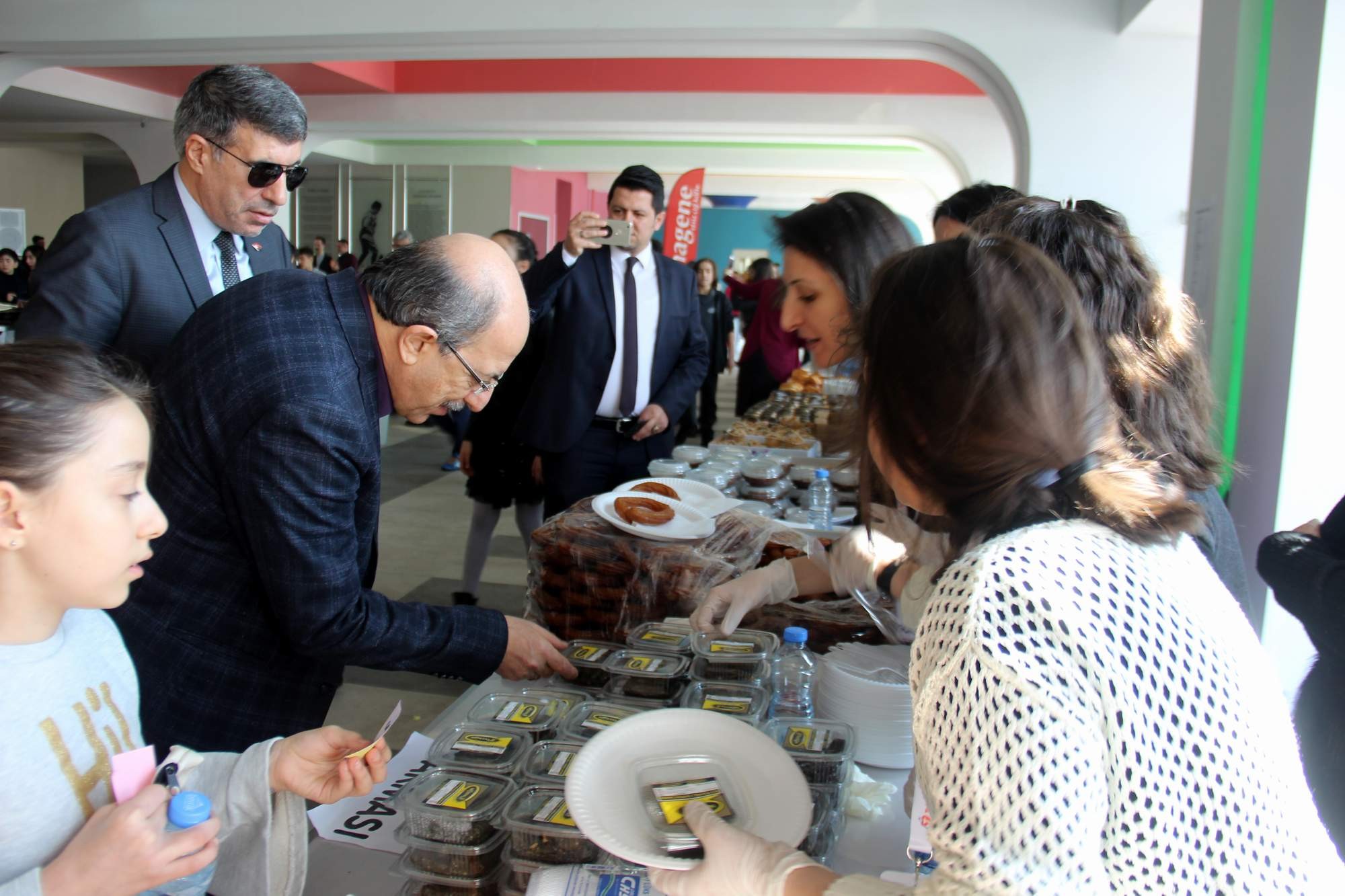 Özel Tekden Ortaokulu öğrencileri Mehmetçik için kermes düzenledi